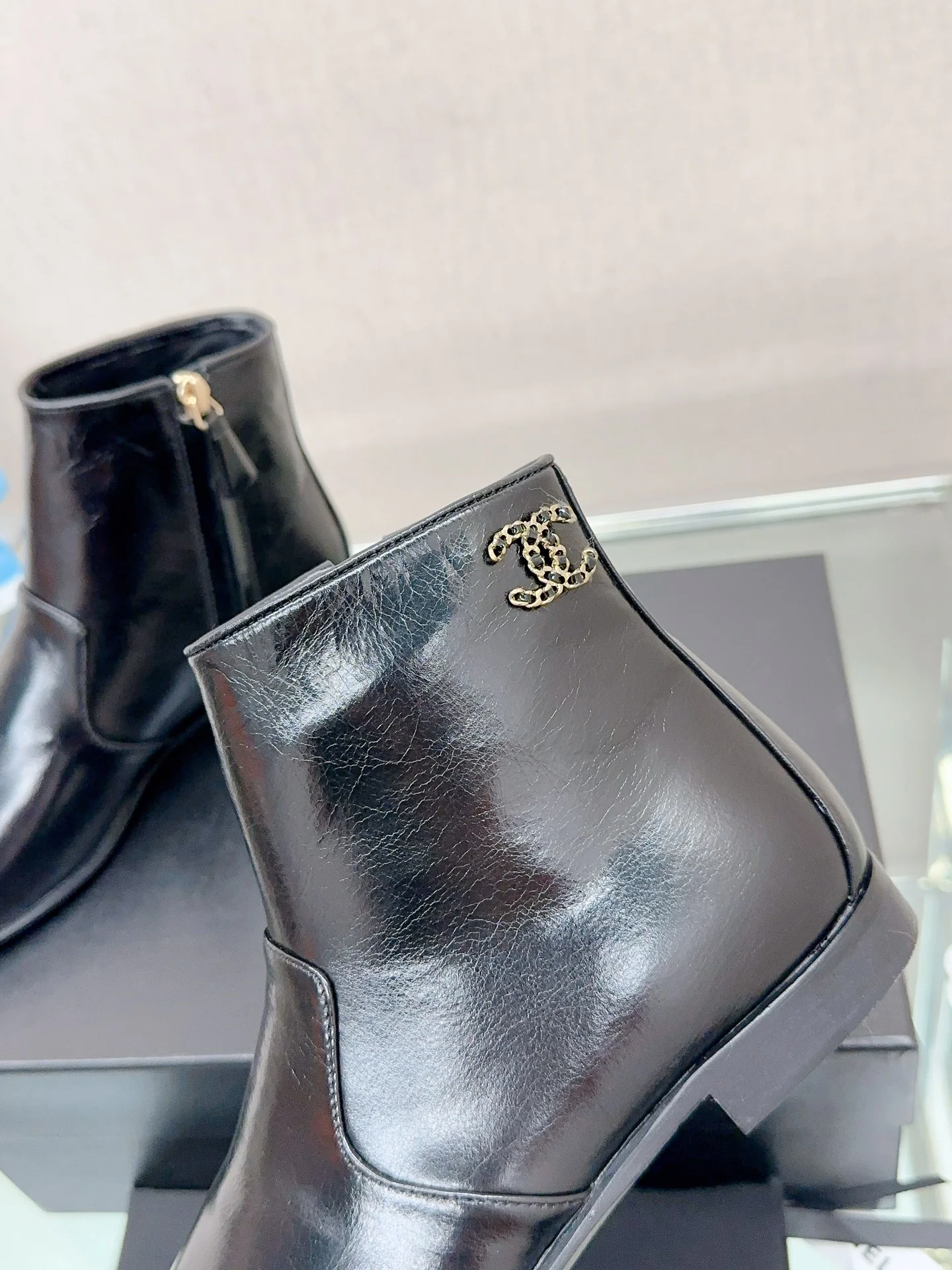 Новинка сезона осень/зима 2023 от Chanel - Лакированные ботильоны на плоской подошве - Черные