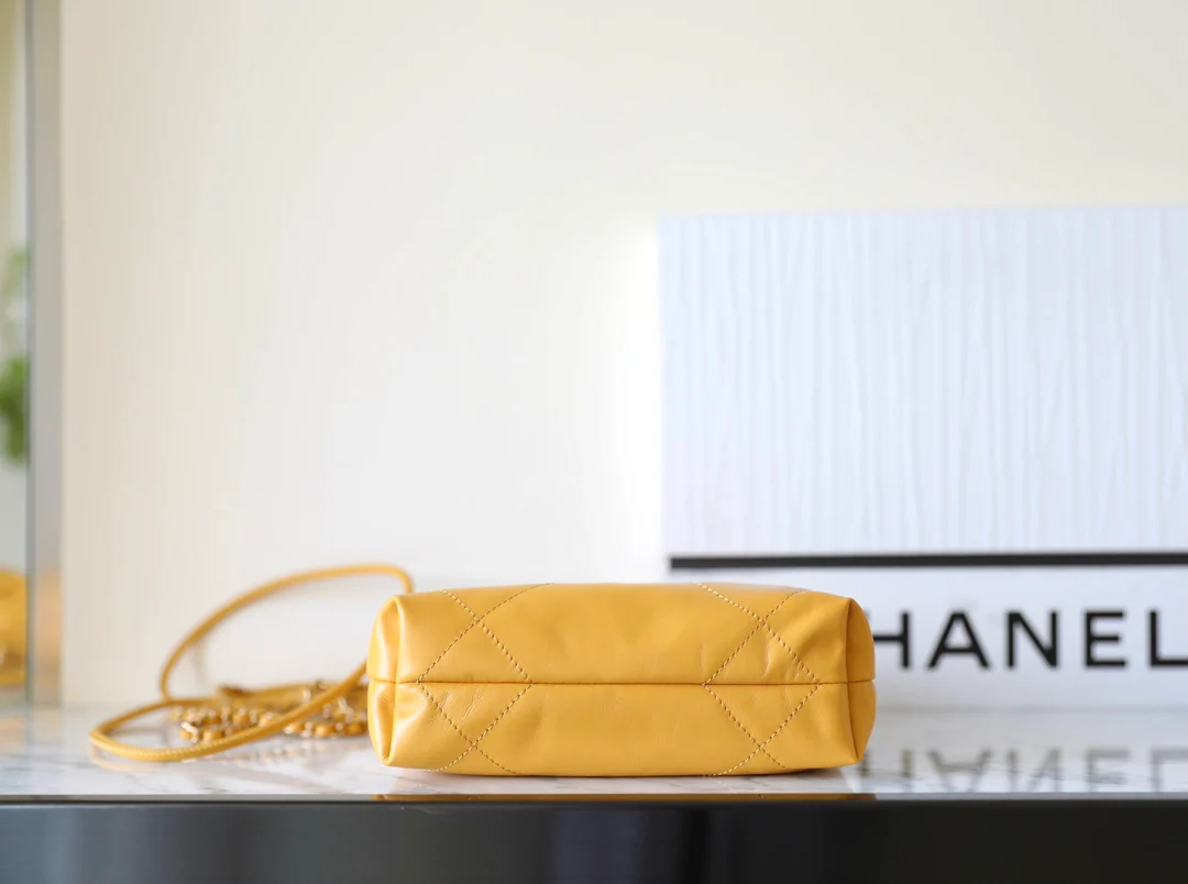 Мини-сумочка Chanel 22, кремово-желтая