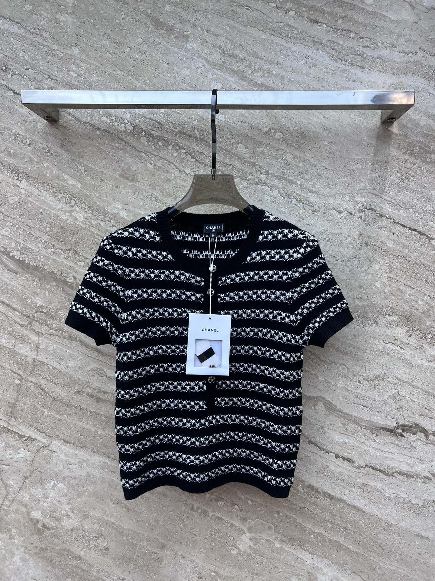 Вязаный топ Chanel 2403 из специальной пряжи с короткими рукавами - черный