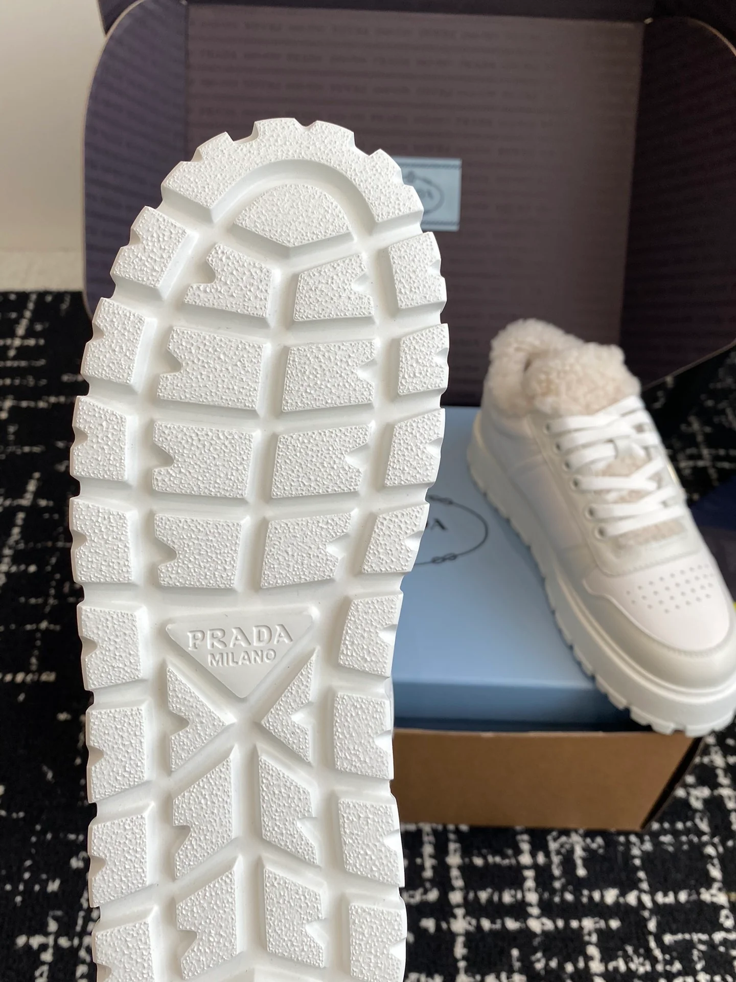 Повседневные туфли Prada 2024 - белые - 1