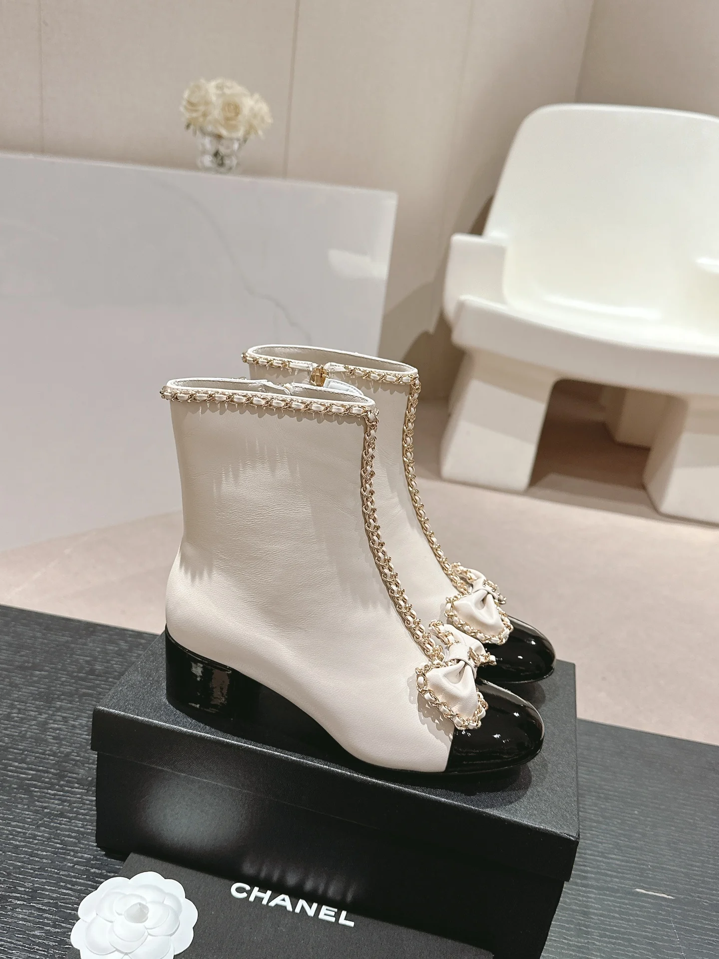 Ботинки на высоком каблуке Chanel 2024 — белые