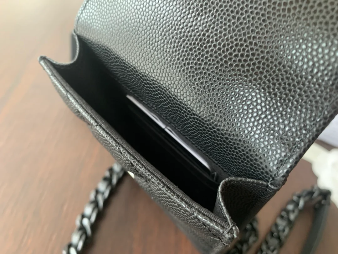 Chanel - Сумка для телефона - Глянцевая кожа - Черная пряжка