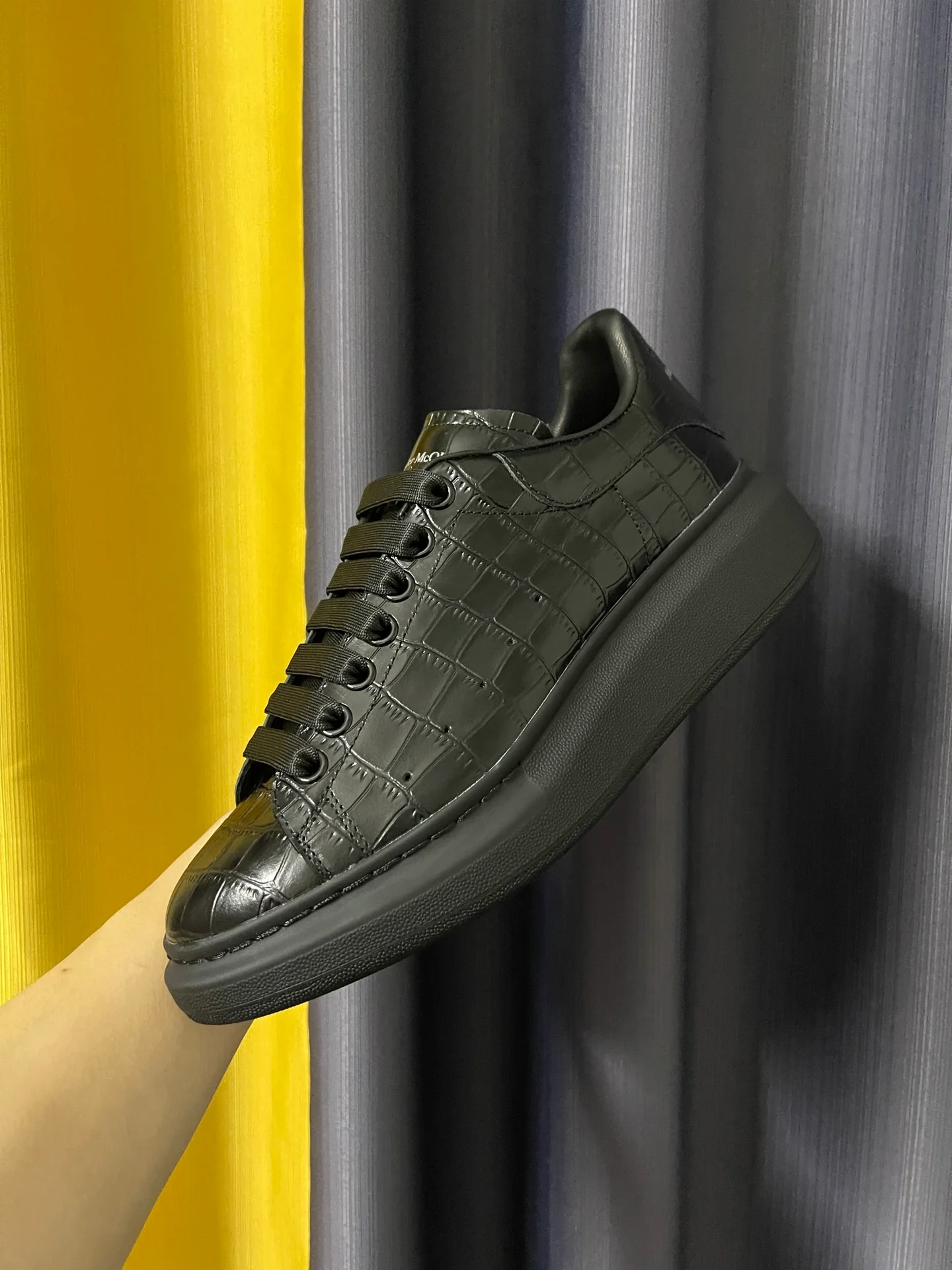 Классические белые кроссовки McQueen - унисекс - с черным крокодиловым рисунком