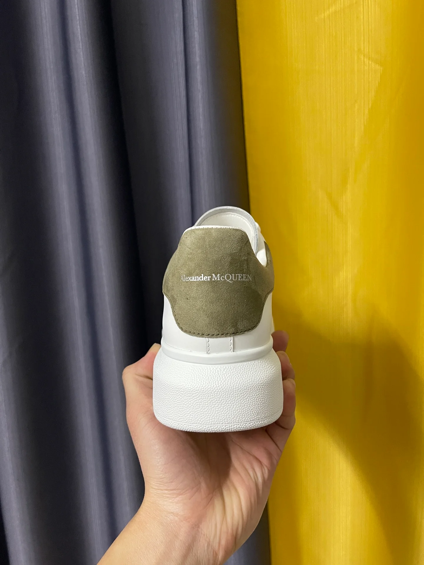Классические белые кроссовки McQueen - унисекс - на каблуке из бархата цвета хаки