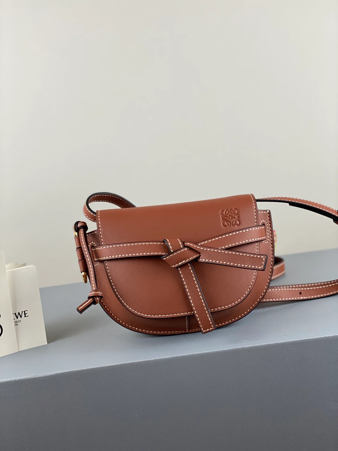 Loewe-gate-mini-21x12-5x9-5-cm-10