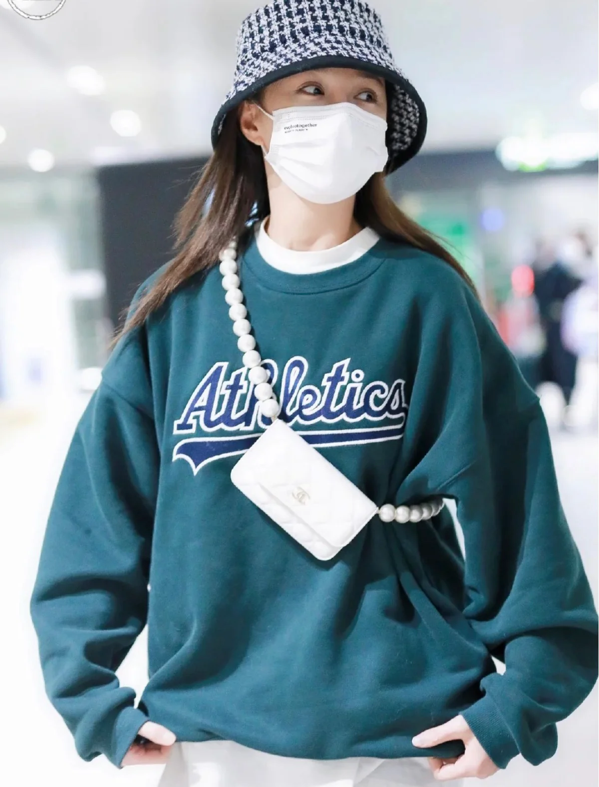 Маленькая сумочка Chanel с жемчужной цепочкой