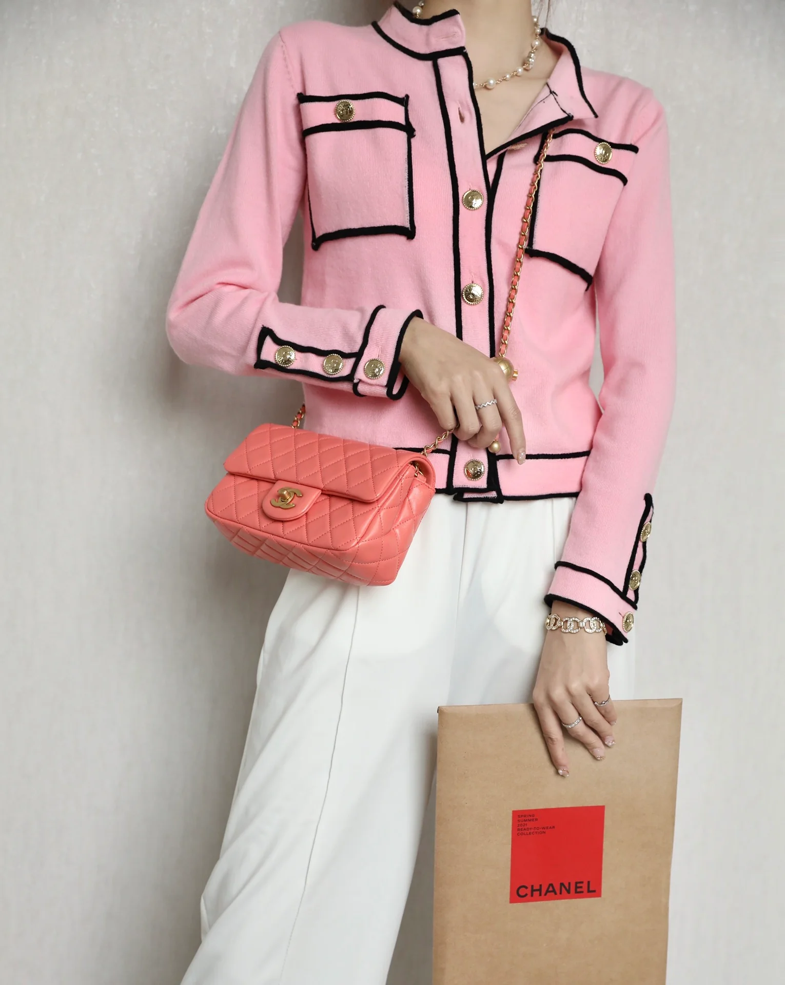 Chanel - Золотистая сумка-клапан с шариком из углеродного волокна - Кораллово-розовая