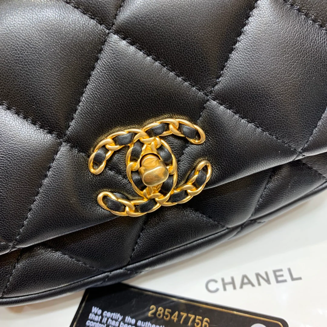 Поясная сумка Chanel 19 - мини-сумка с клапаном, черная