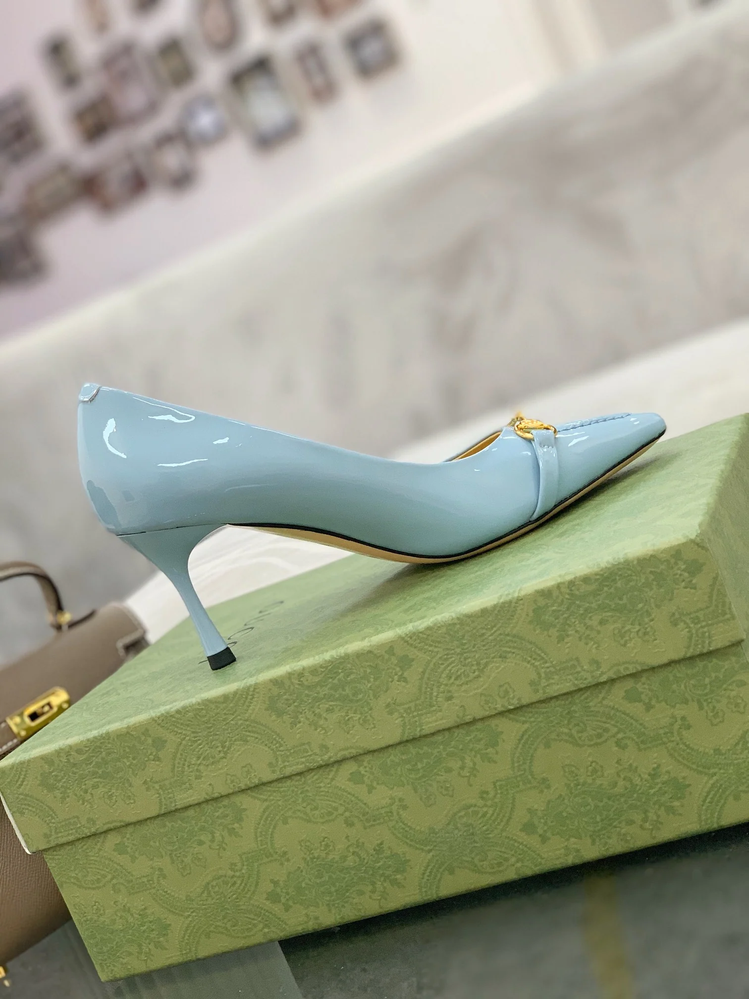 Туфли на высоком каблуке Gucci с острым носком и пряжкой в ??форме подковы