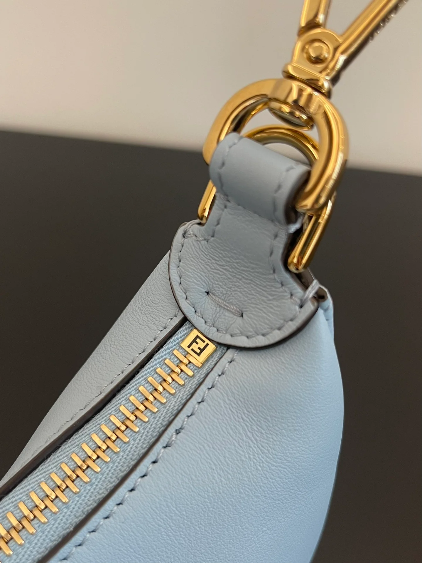 Миниатюрная синяя кожаная сумка через плечо Fendi-fendigraphy