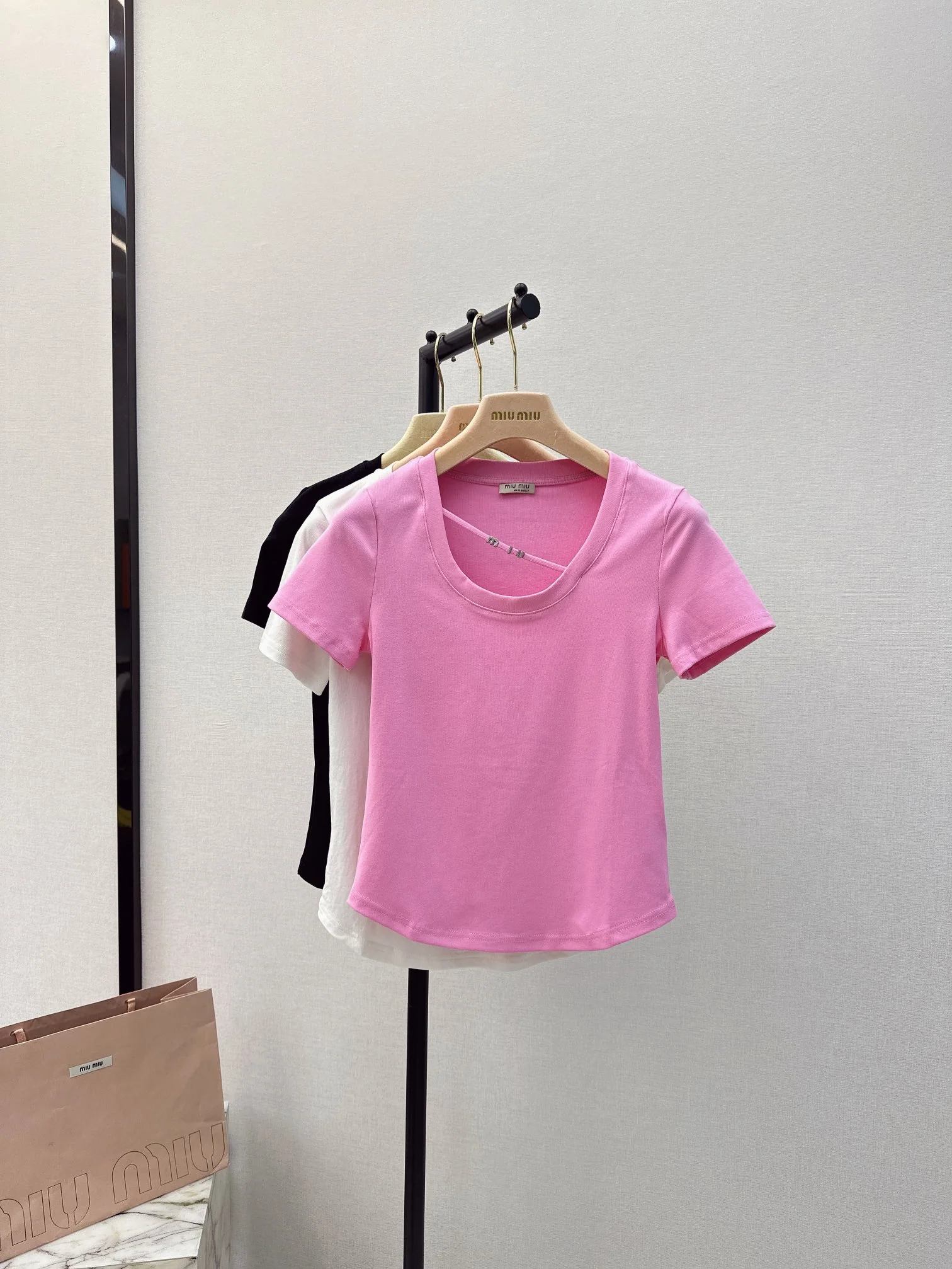 Miu Miu-2404 - Новинка весны/лета: футболка облегающего кроя с U-образным вырезом, розовая.