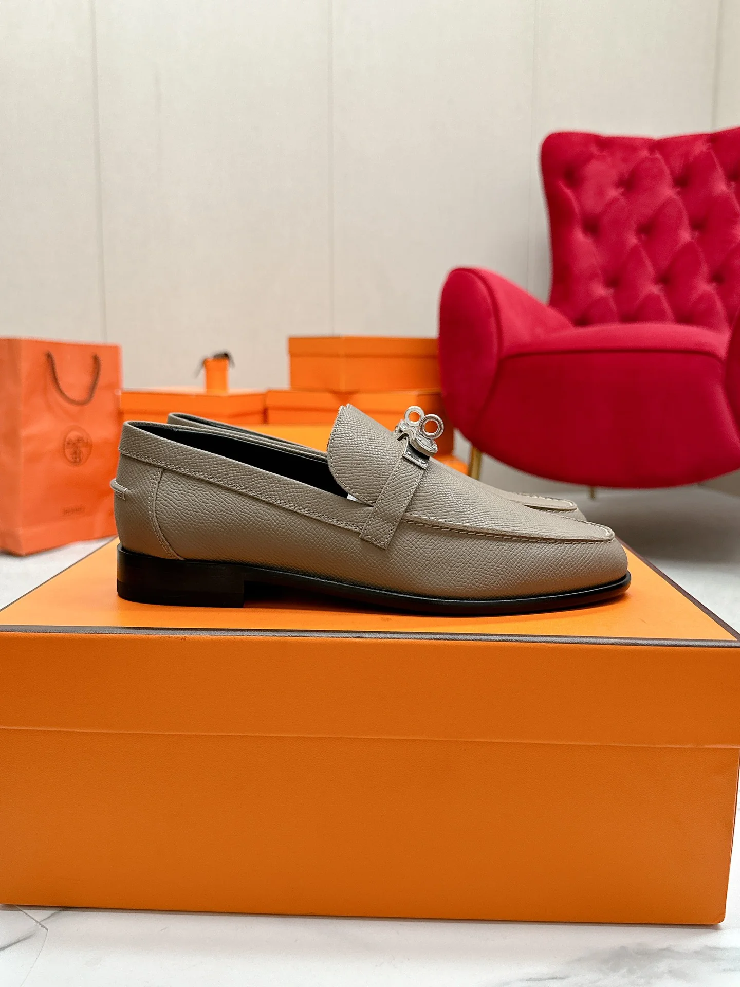 Лоферы Hermes 2024 — цвет ?Молочный чай?