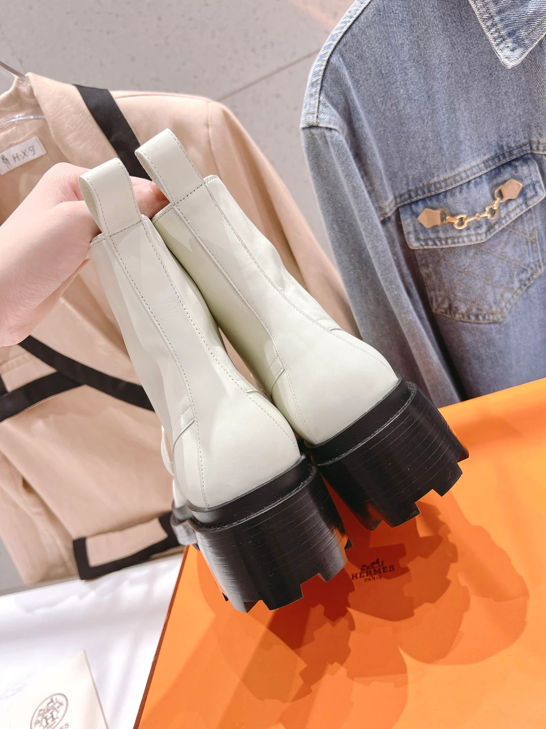 Новинка сезона осень/зима 2023 от Hermes — ботильоны на шнуровке унисекс — белые.