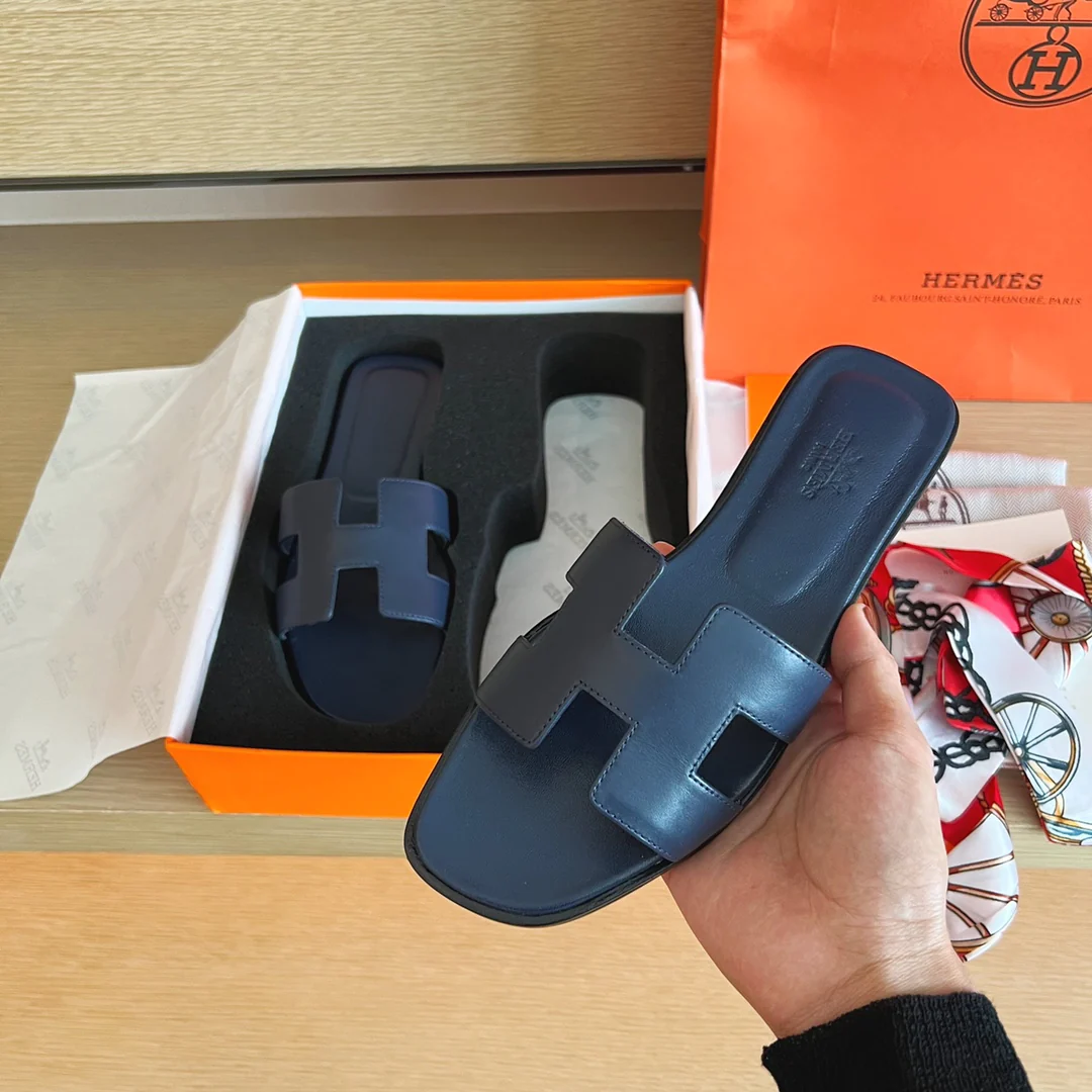 Сандалии Hermes на плоской подошве - верх из однотонной кожи - подошва, полностью закрывающая стопу - 1