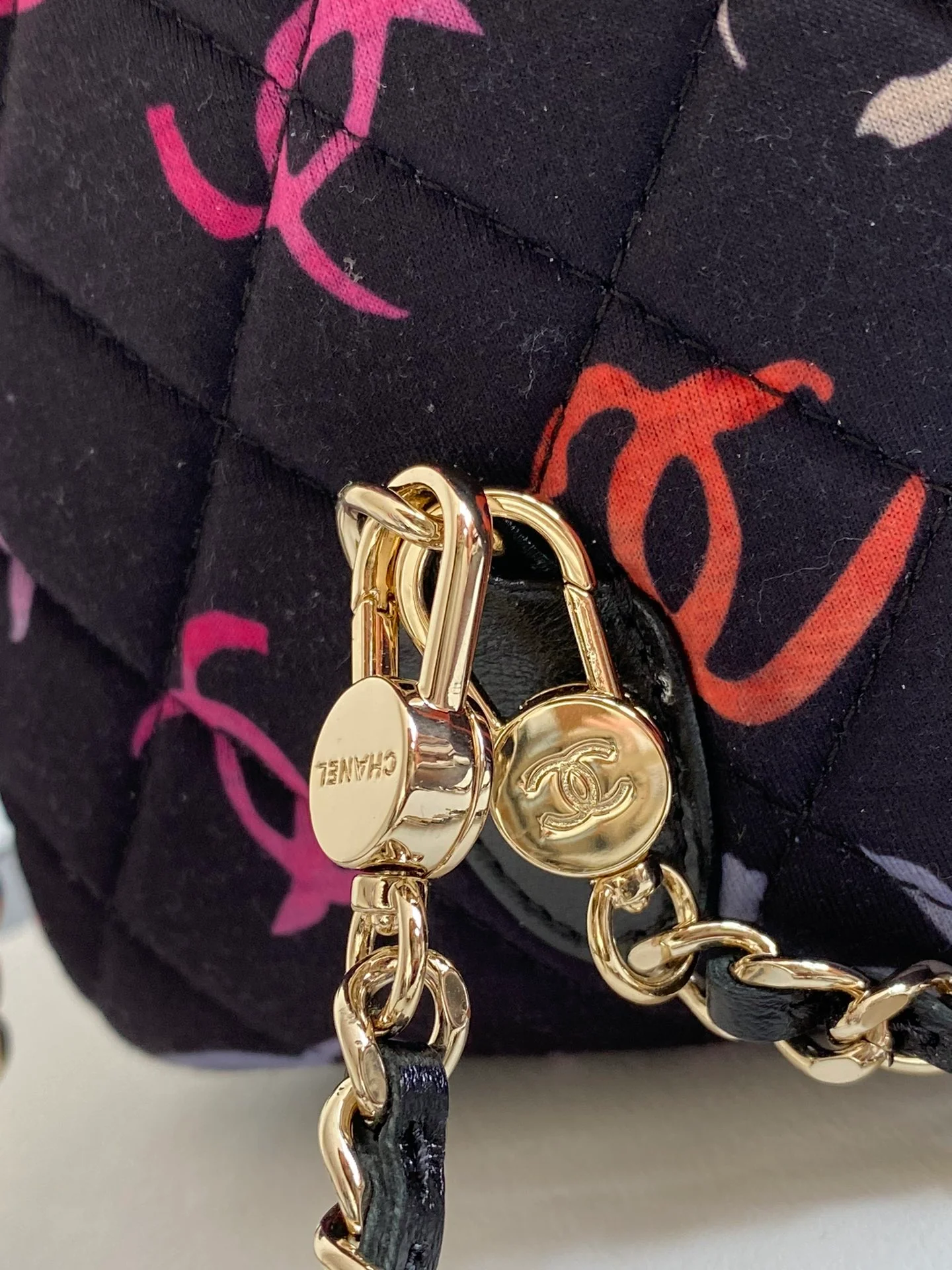 Мини-рюкзак Chanel 24c с дизайном в стиле граффити.