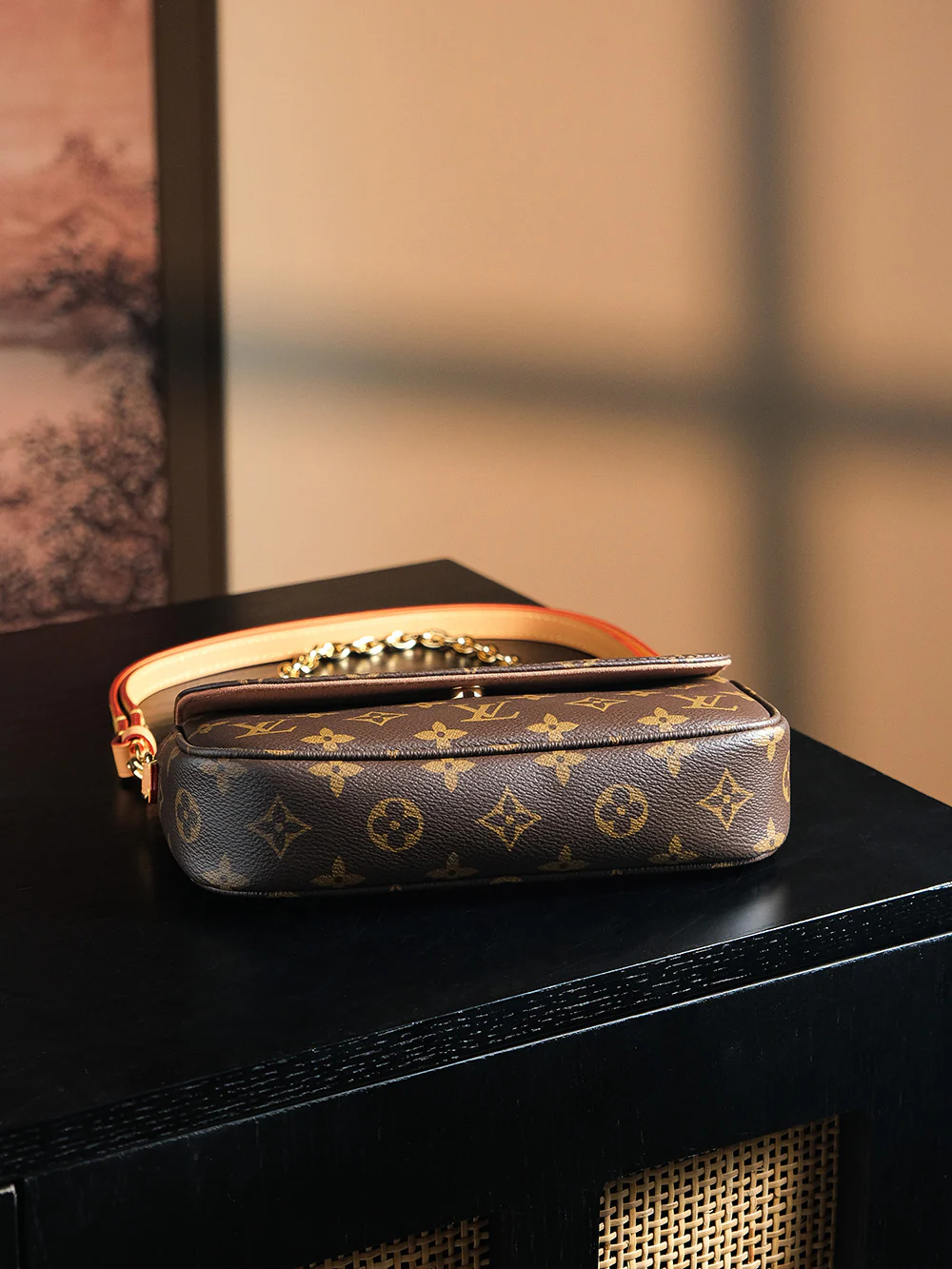 Маркировка в виде ромба на чипе LV - коричневая