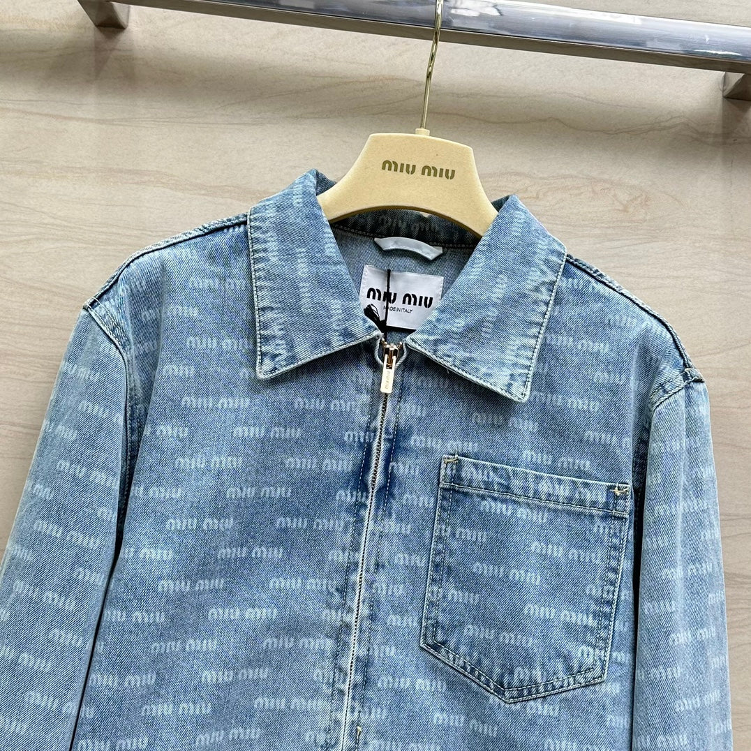 Miu Miu - 2404 - 24 Новинка ранней весны. Джинсовая куртка с принтом и буквами.