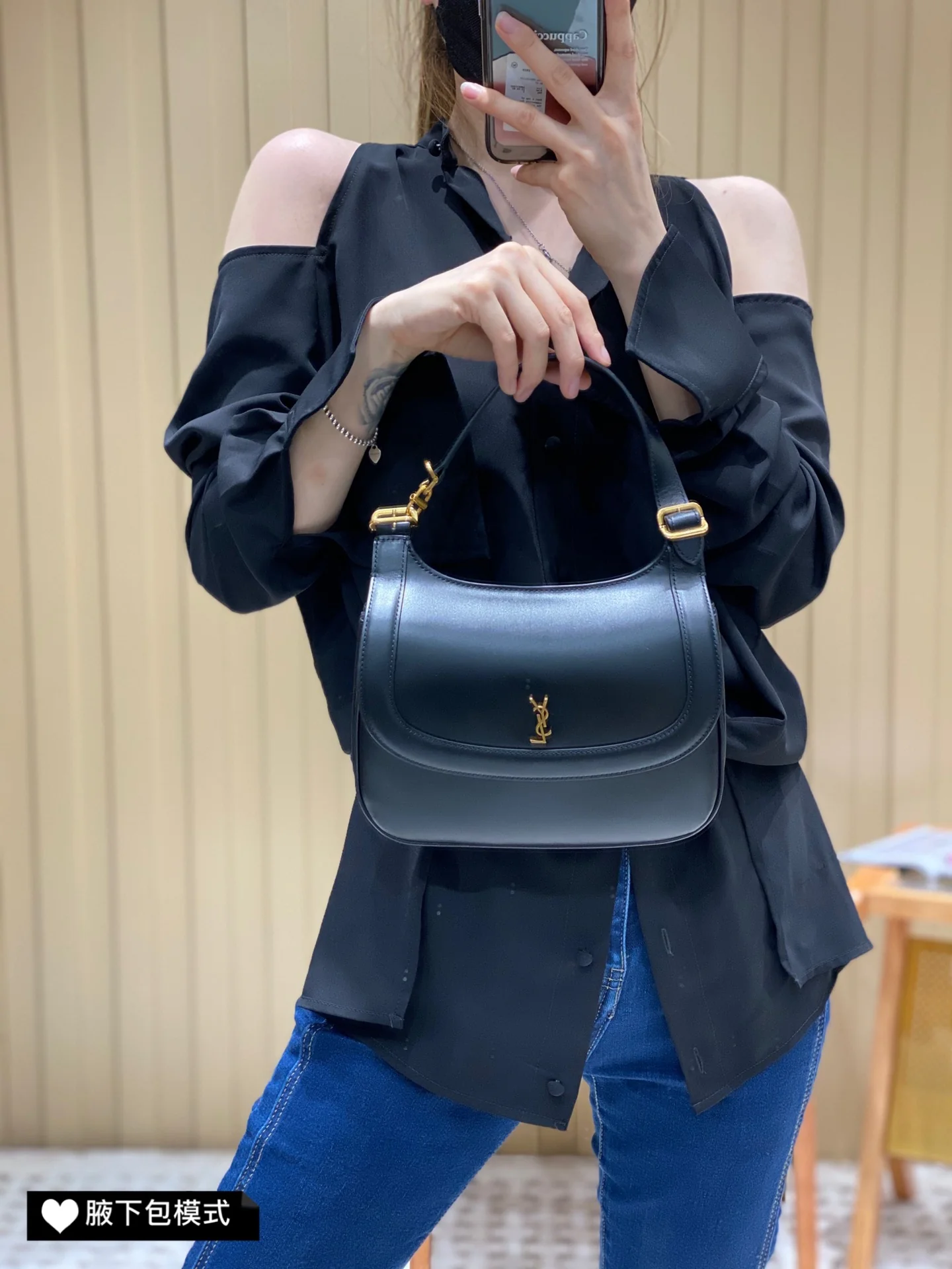 Новинка сезона весна/лето 2022 от YSL - Сумка через плечо/кроссбоди - Фотографии в действии