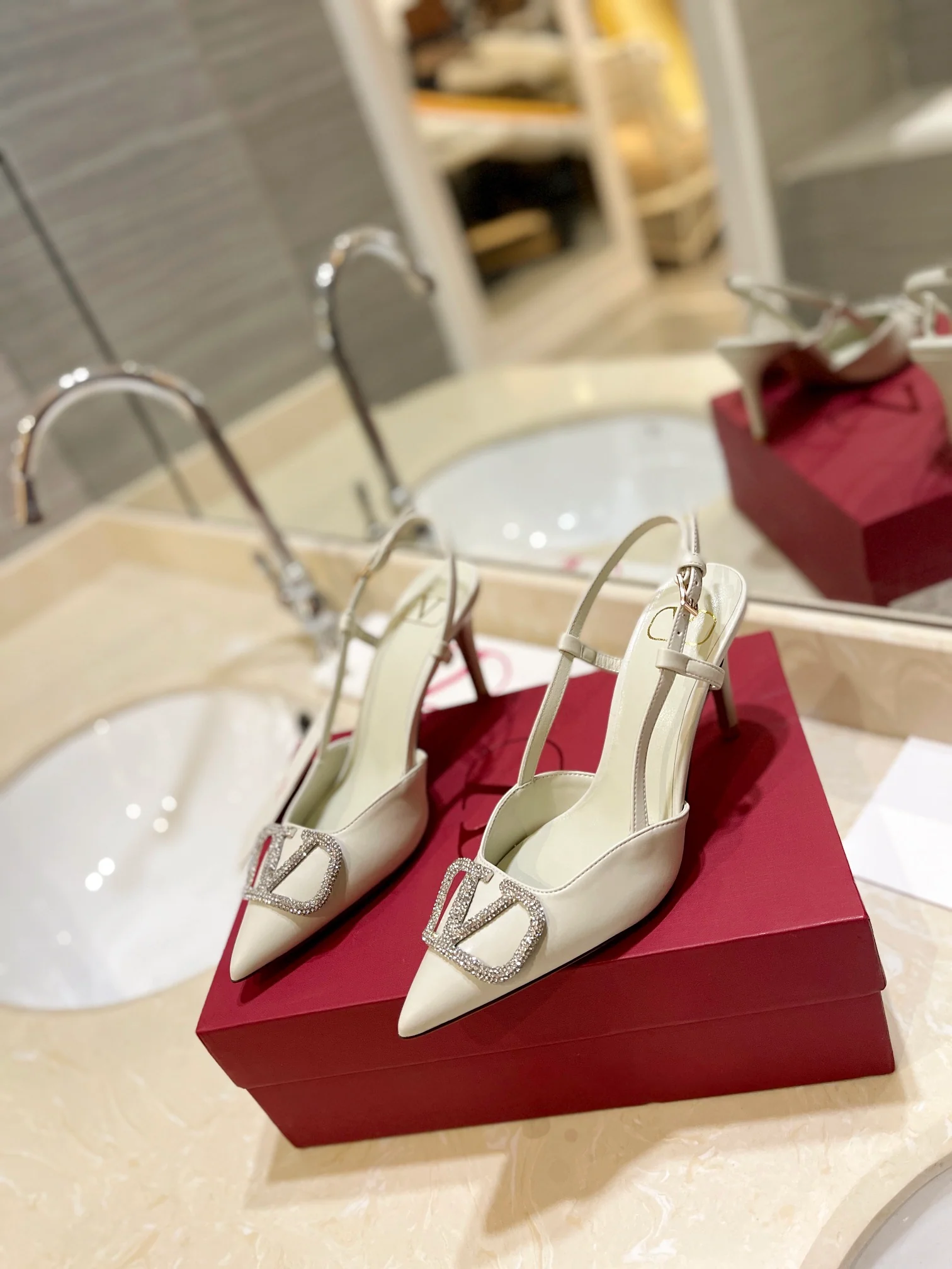 Сандалии Valentino на низком каблуке с хрустальной пряжкой - белые