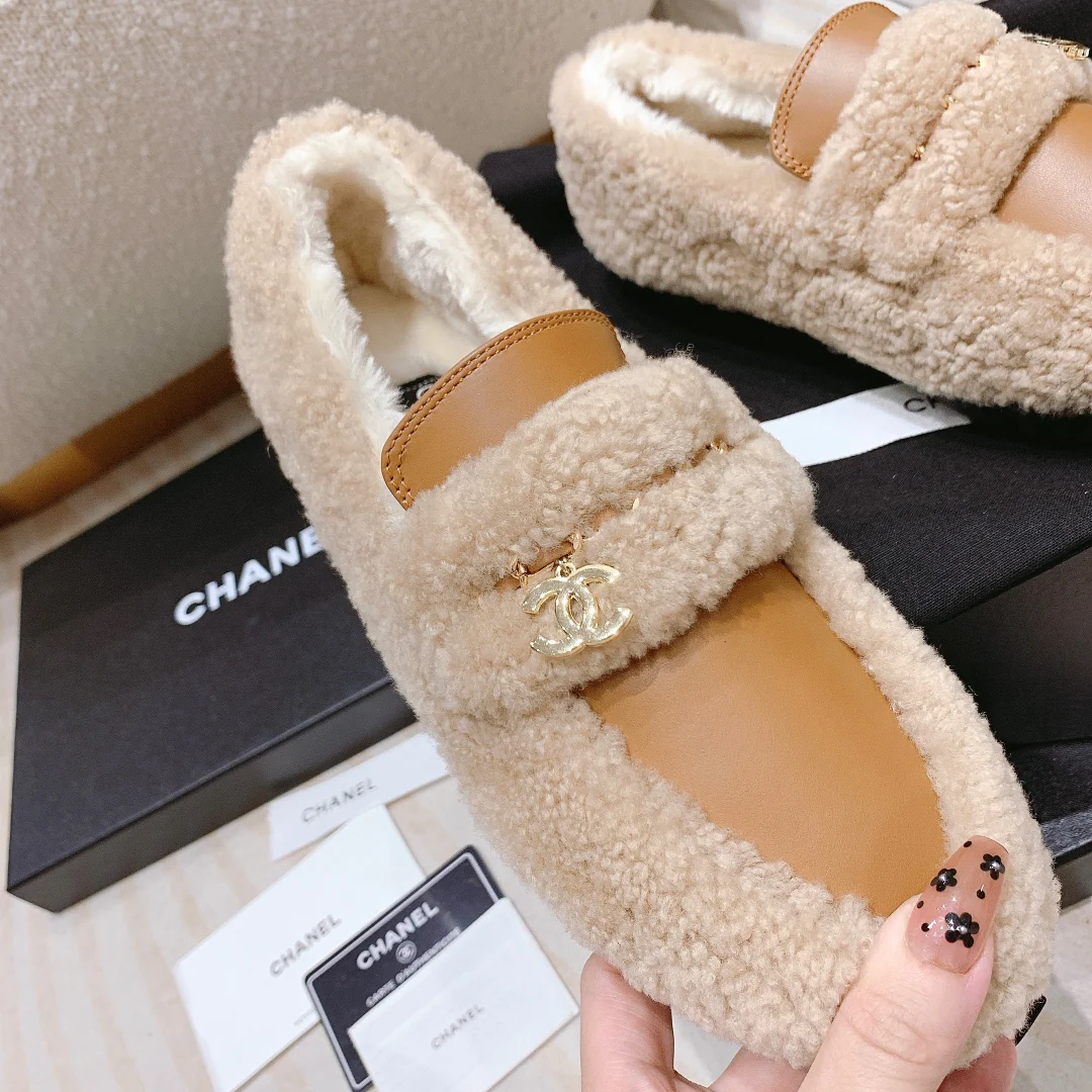 Весенняя коллекция Chanel 2022 — Балетки из овечьей шерсти в стиле пэчворк — Коричневые