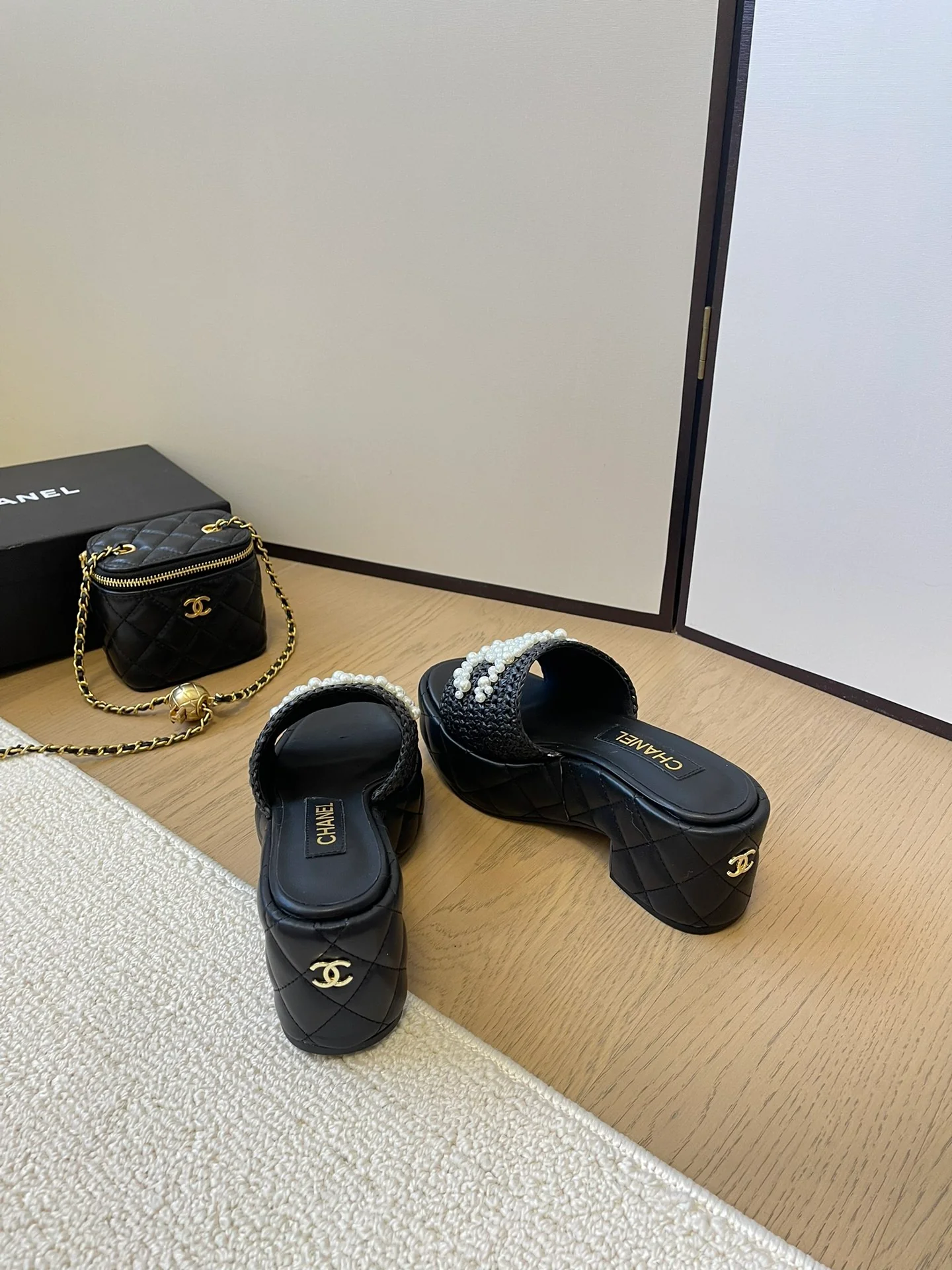 Сандалии Chanel 2024 на платформе с жемчужным принтом - черные