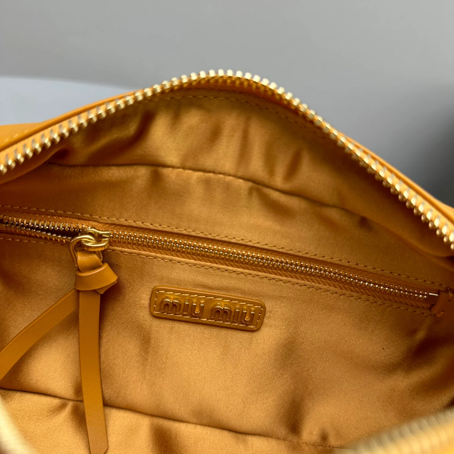 Сумка для боулинга Miu Miu - Маленькая - Тыквенно-желтая