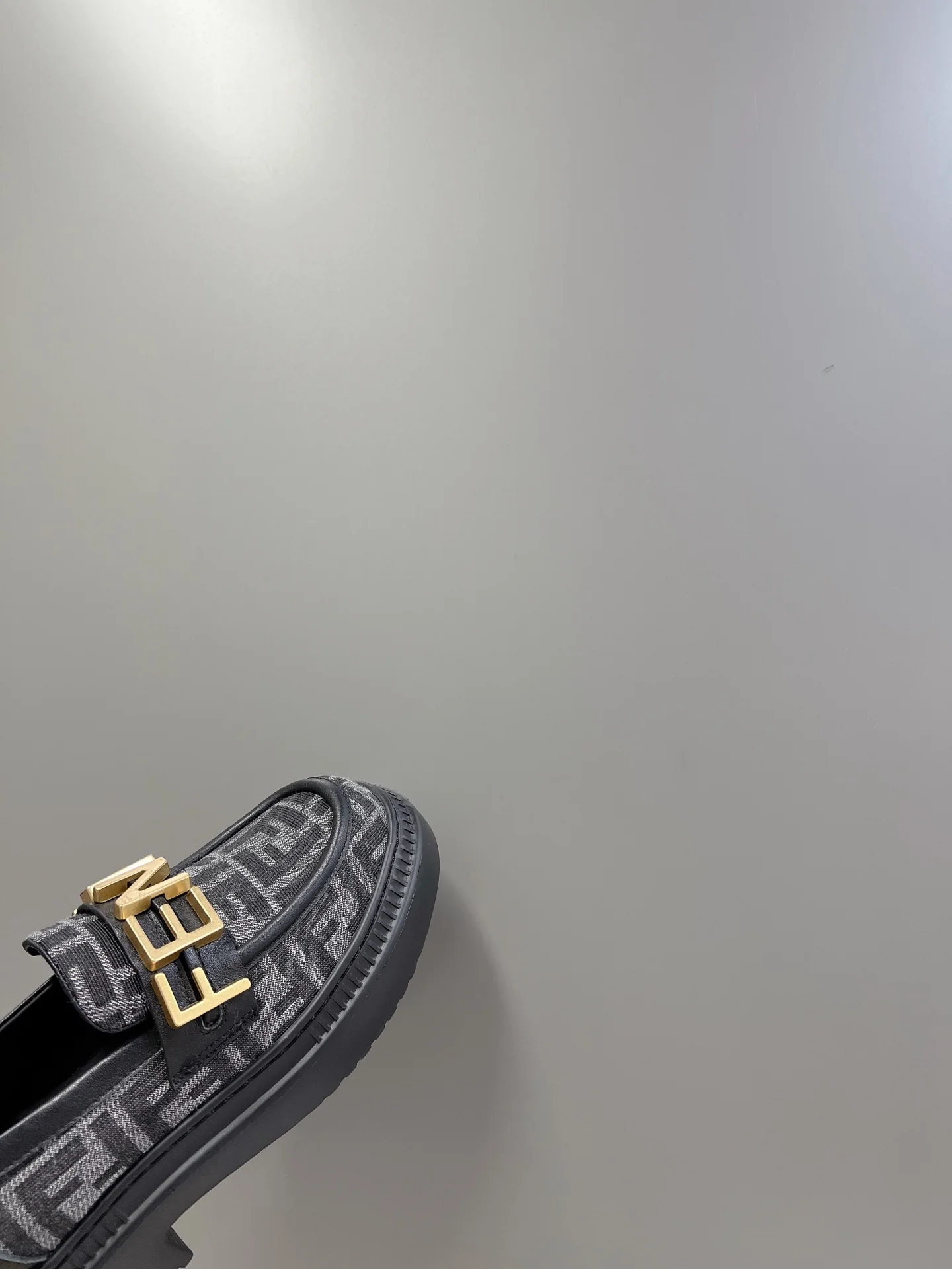 Новинка весны 2022 года от Fendi - туфли Letter Afro - серые.