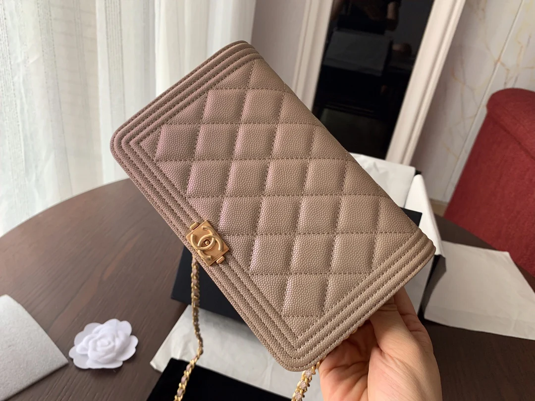 Коллекция Chanel Boy WOC Pearl - глянцевая кожа