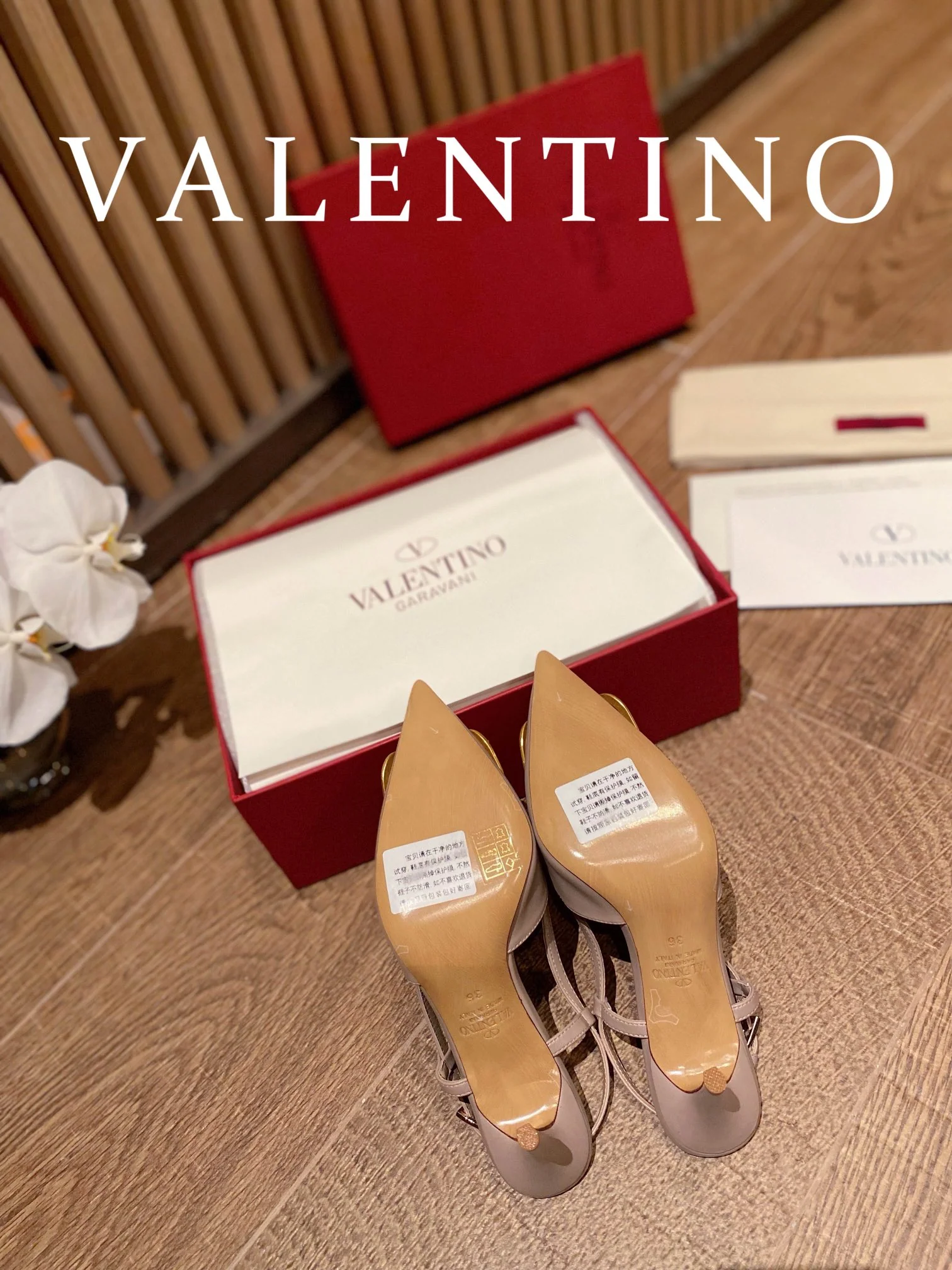 Туфли Valentino на каблуке с V-образным вырезом, бронзовой бриллиантовой пряжкой и открытой пяткой - розовые