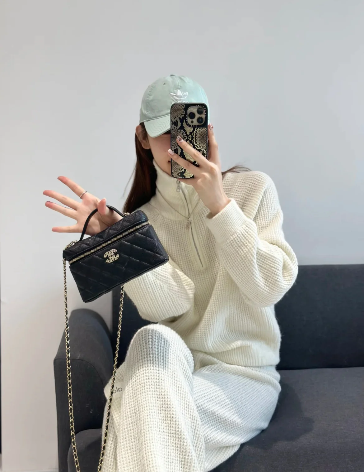 Сумка-бенто Chanel 25p-LP с застежкой в ??форме сердца, украшенной бриллиантами — черная.