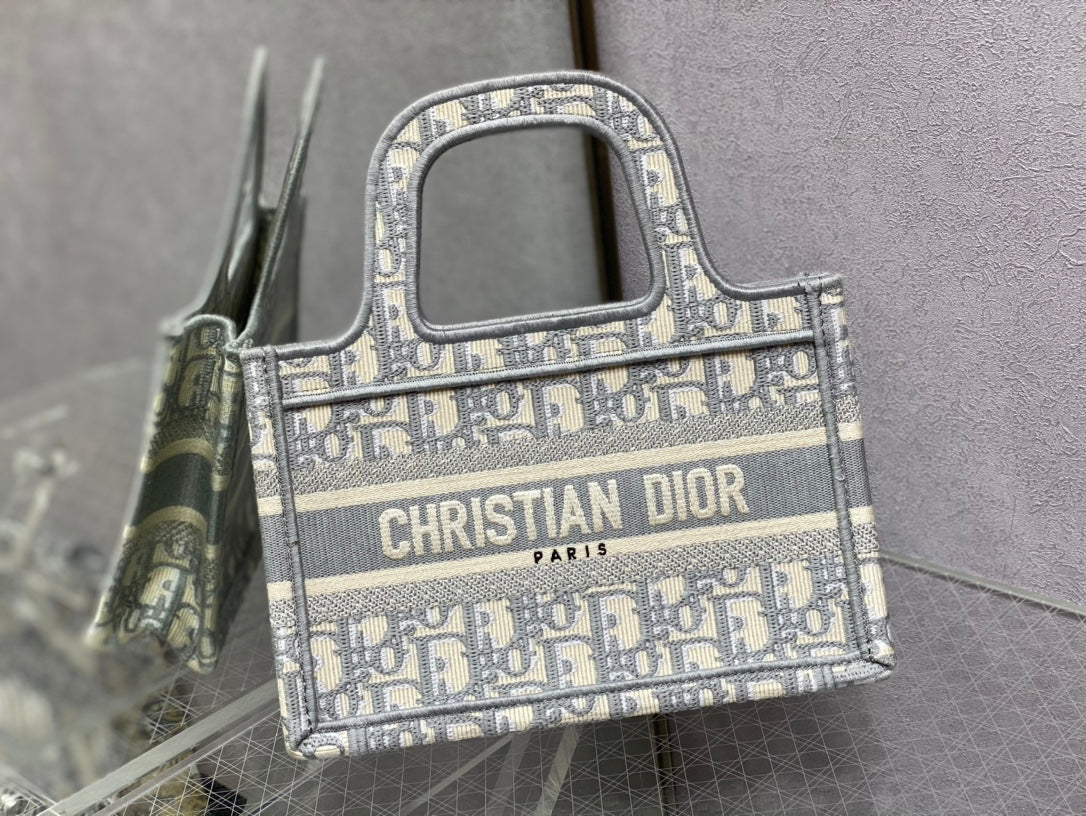Сумка-тоут Dior Book Tote Mini 23 см, серая, с монограммой, канвас 1