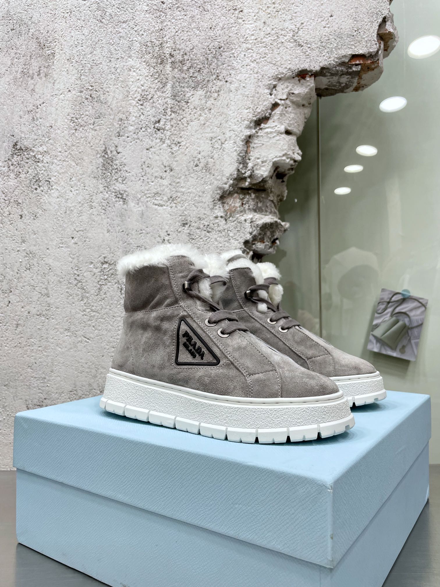 Новинки сезона осень/зима 2022 от Prada - Снежные сапоги - Стиль знаменитостей - 1