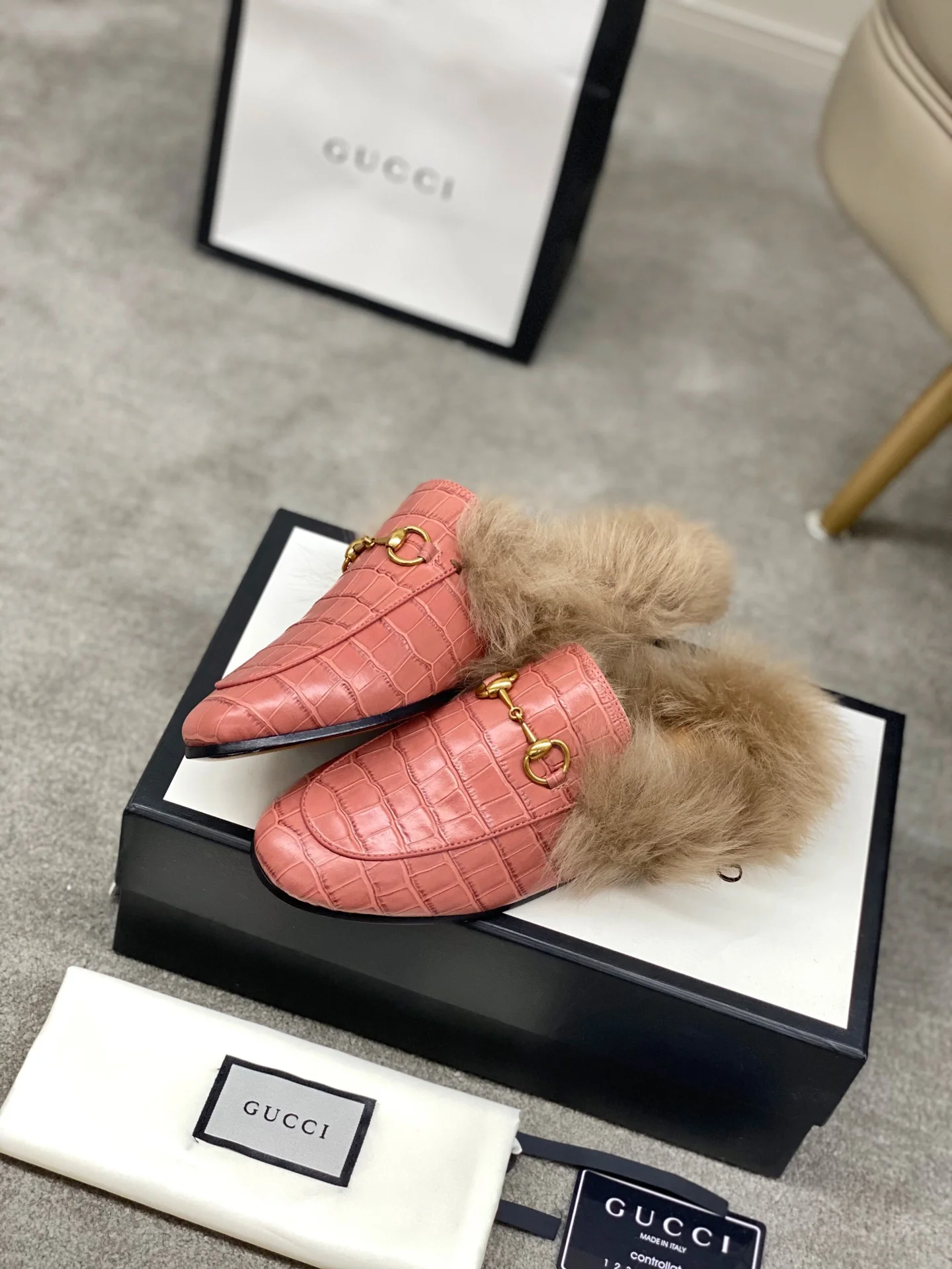 Бутик Gucci 2020 — Последний образ с подиума — Меховые тапочки — Розовый с каменным узором