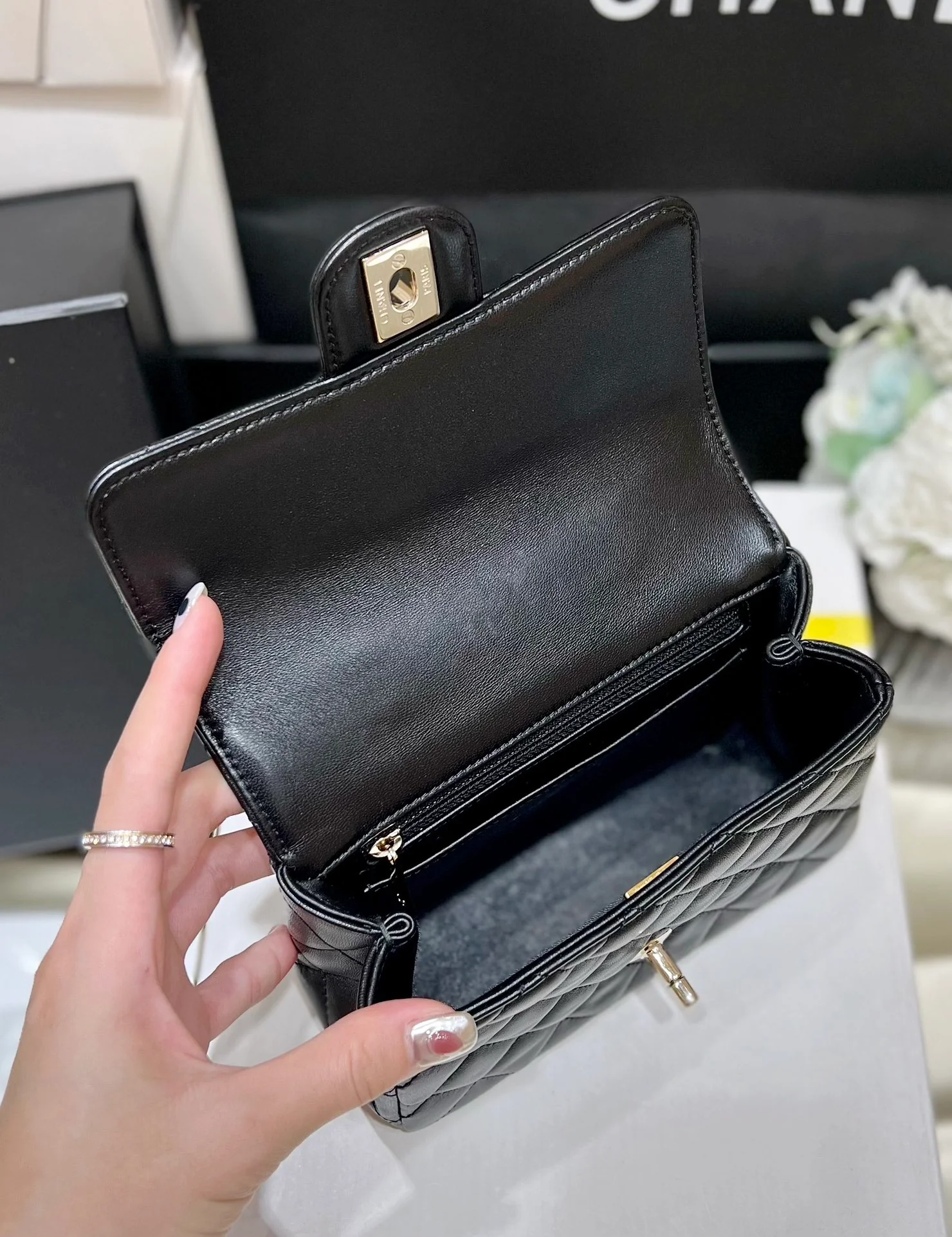 Ручка сумки Chanel 23a CF со стразами - черная