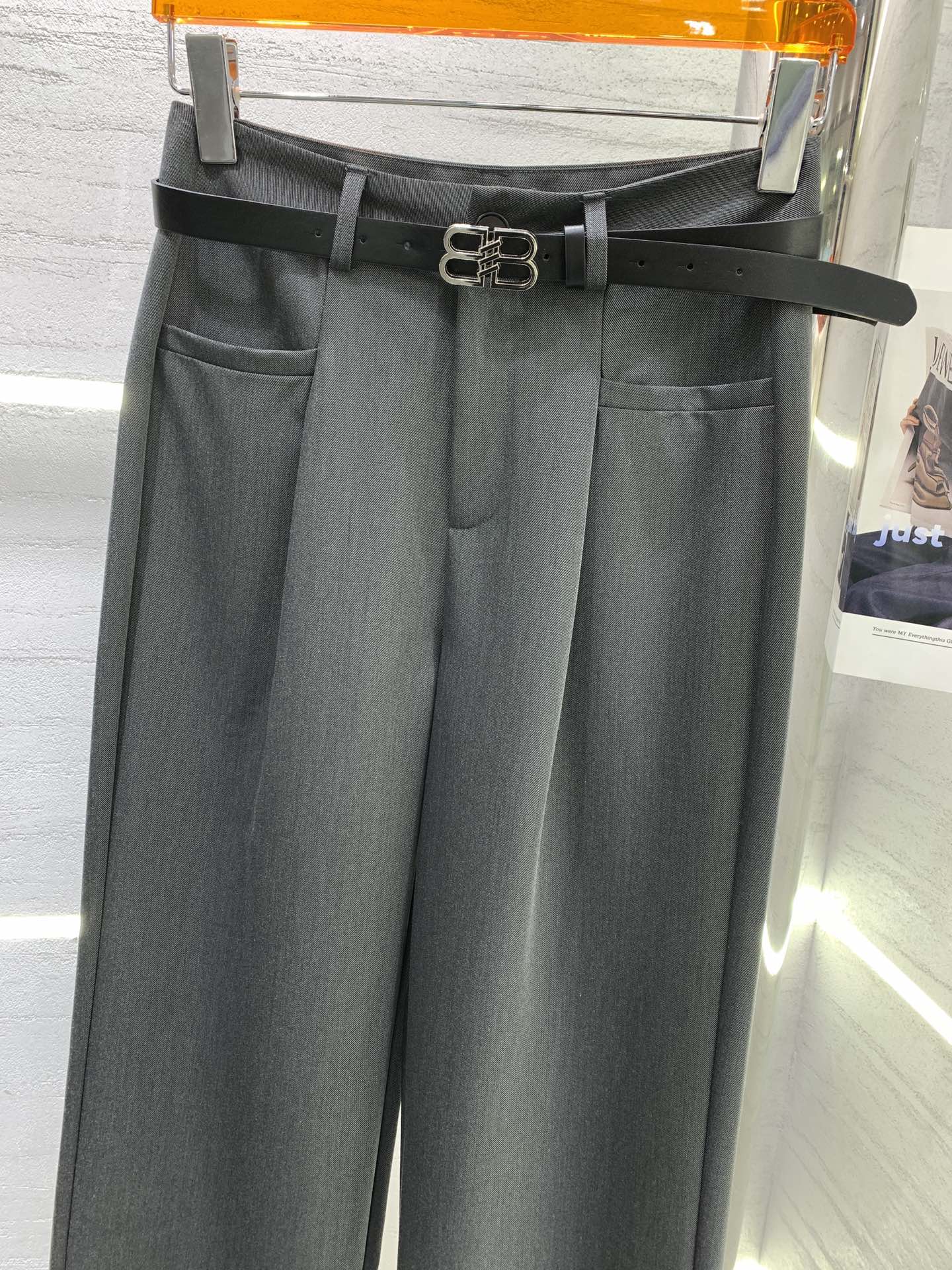 Balenciaga 2403 - Новые брюки от костюма с передними складками и карманами