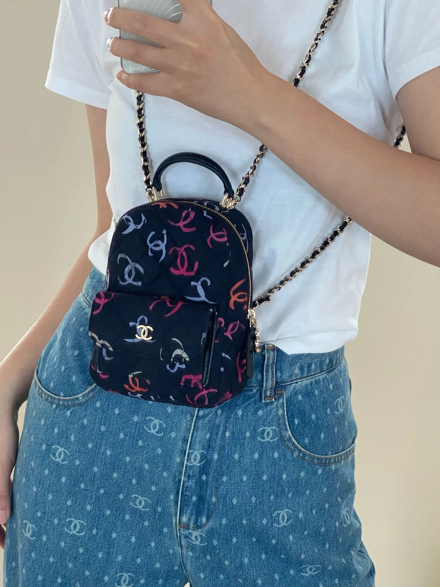 Мини-рюкзак Chanel 24c с дизайном в стиле граффити.