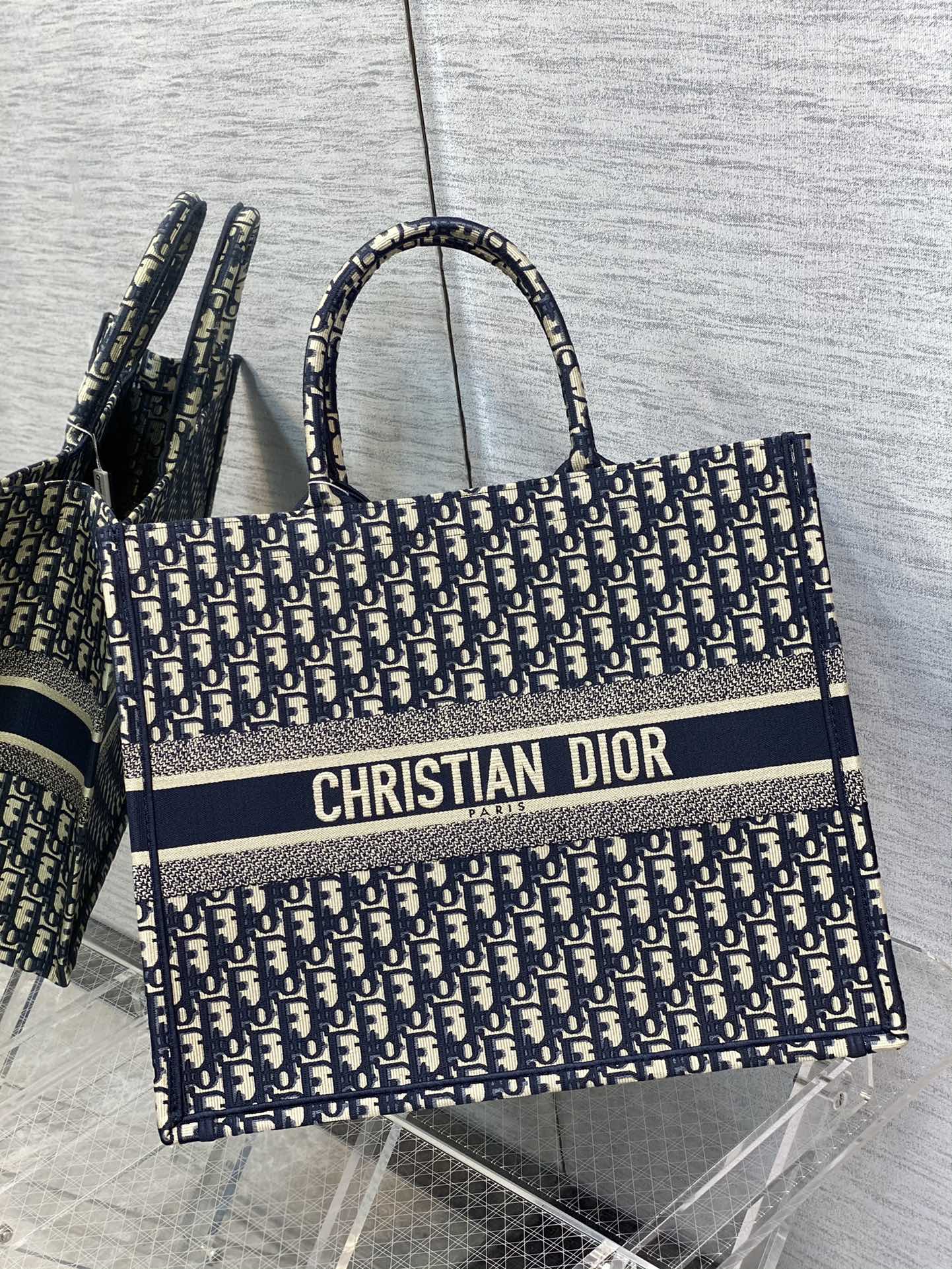 Сумка Dior Book Tote Large 41-5 см, темно-синяя, с монограммой, канвас 1
