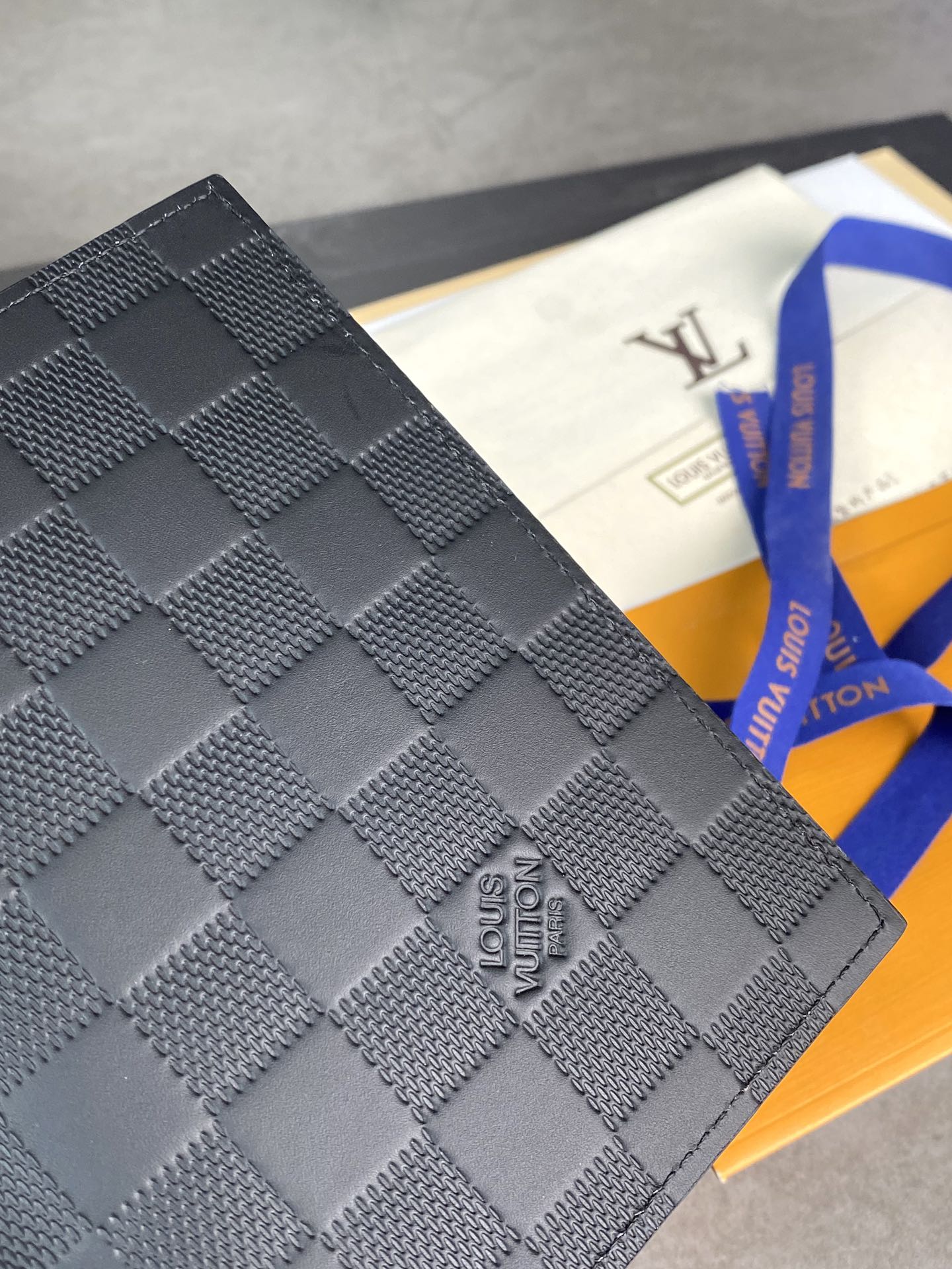 LV-m64411-Держатель для паспорта-Тиснение