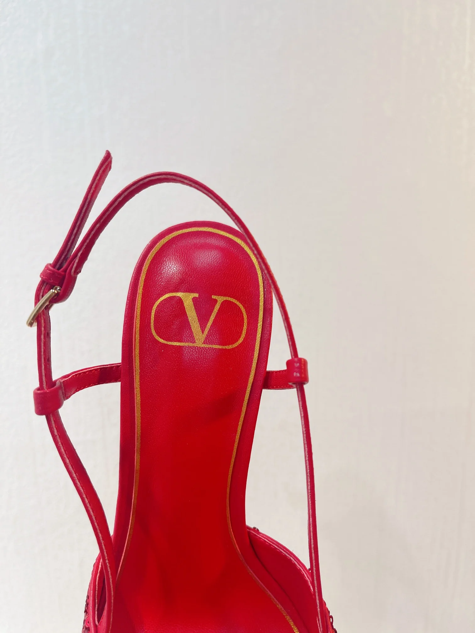 Новинка с официального сайта Valentino 2023 — Глянцевые босоножки на низком каблуке с острым носком — 8 см — Красные