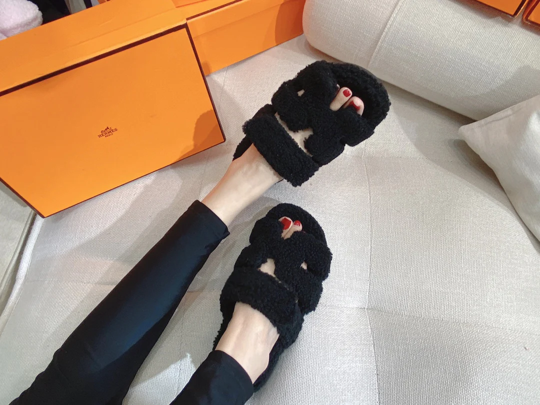 Новинка осенне-зимней коллекции Hermes 2022 — Домашние тапочки из овечьей шерсти и кожи в стиле пэчворк — Черные — Фотографии в наряде