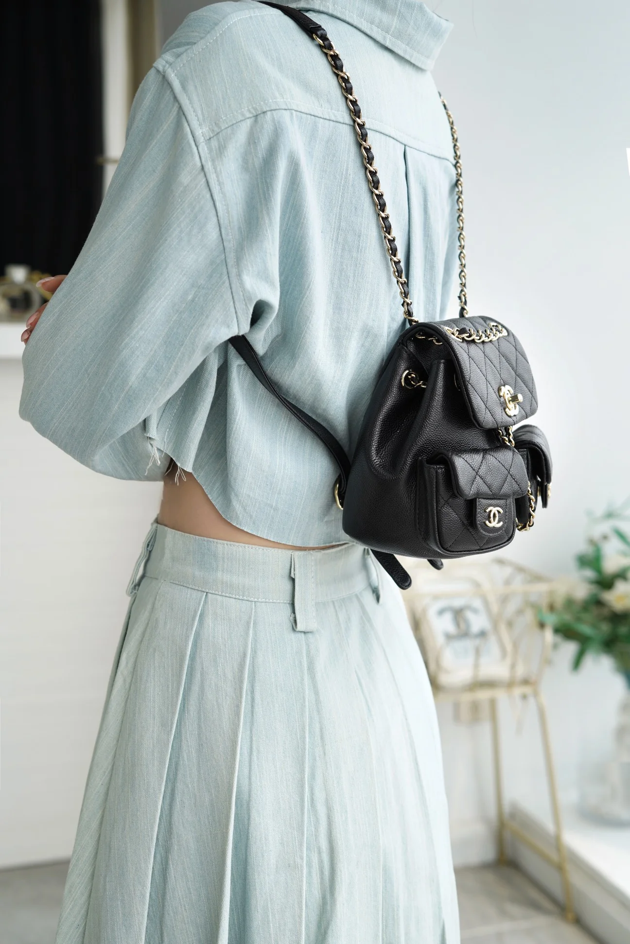 Кожаная мини-куртка Chanel 23p Duma с открытыми плечами, черная.