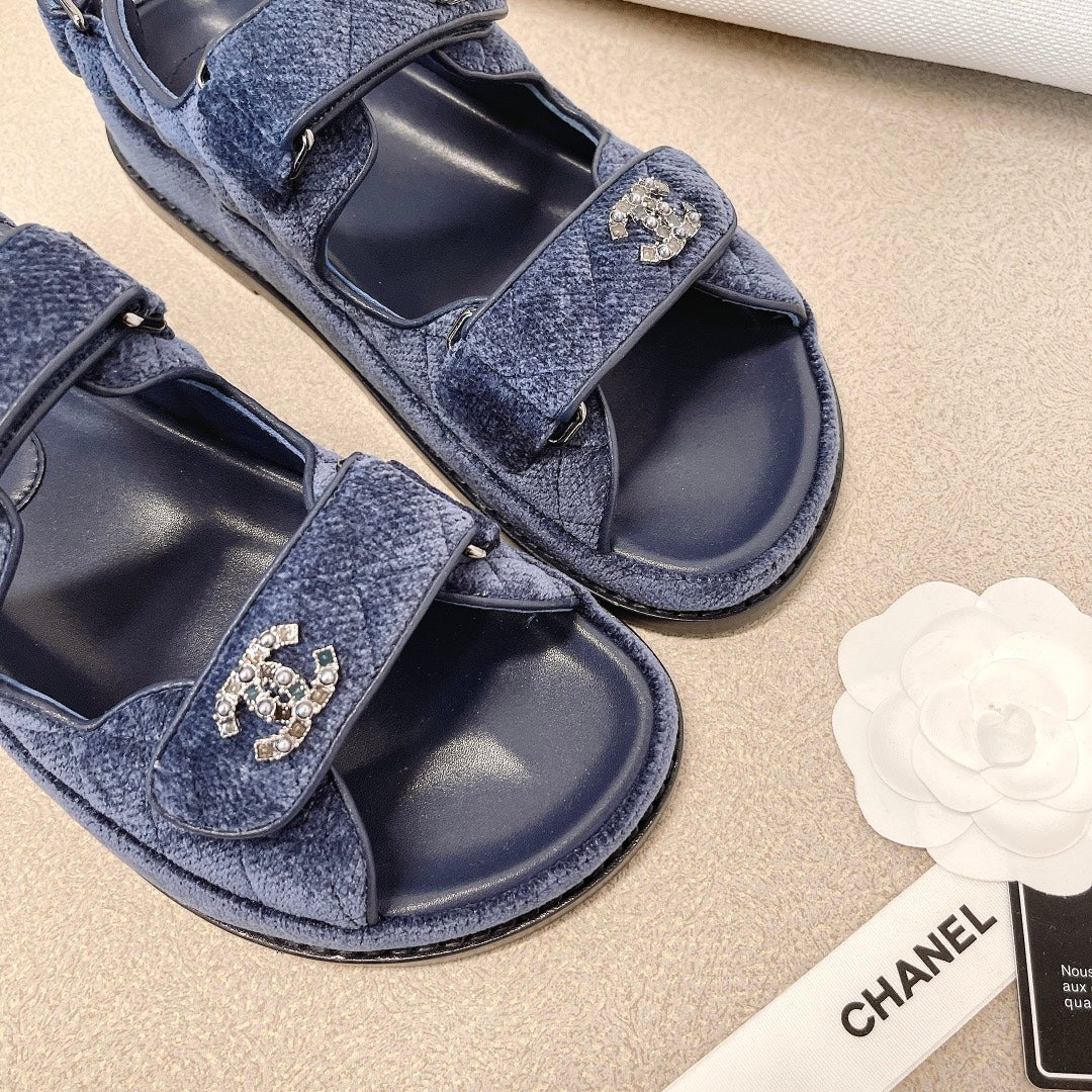 Chanel - Черные кожаные сандалии в клетку