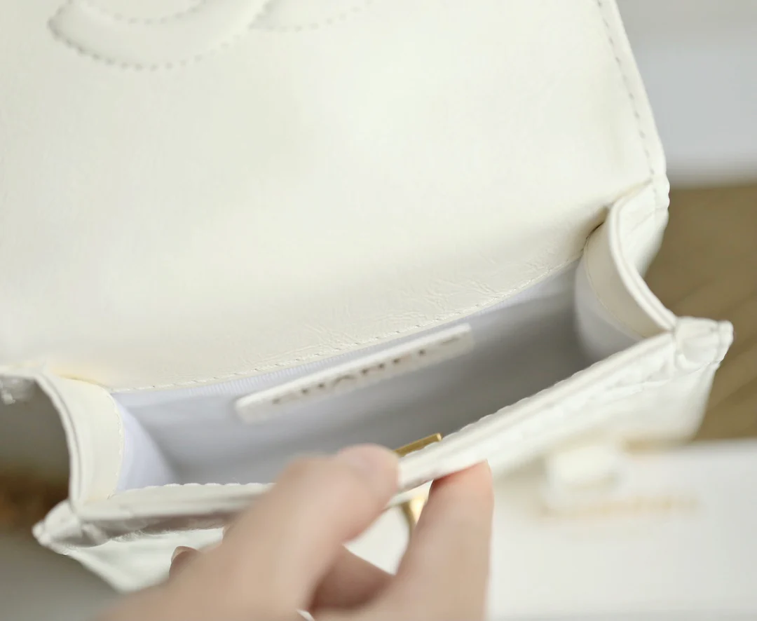 Коллекция Chanel осень/зима - Вертикальная сумка с клапаном - Сумка-мессенджер - 1