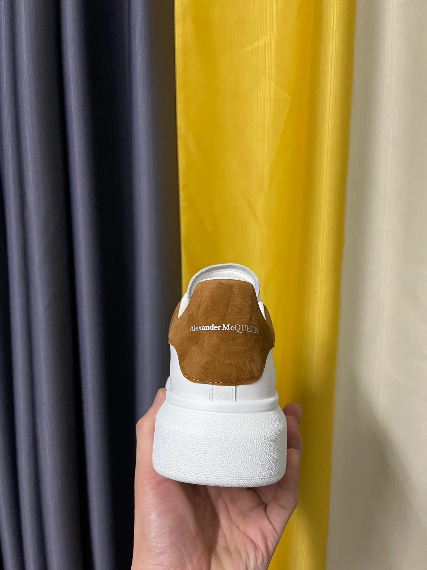 Классические белые кроссовки McQueen с коричневой замшевой подошвой на каблуке.