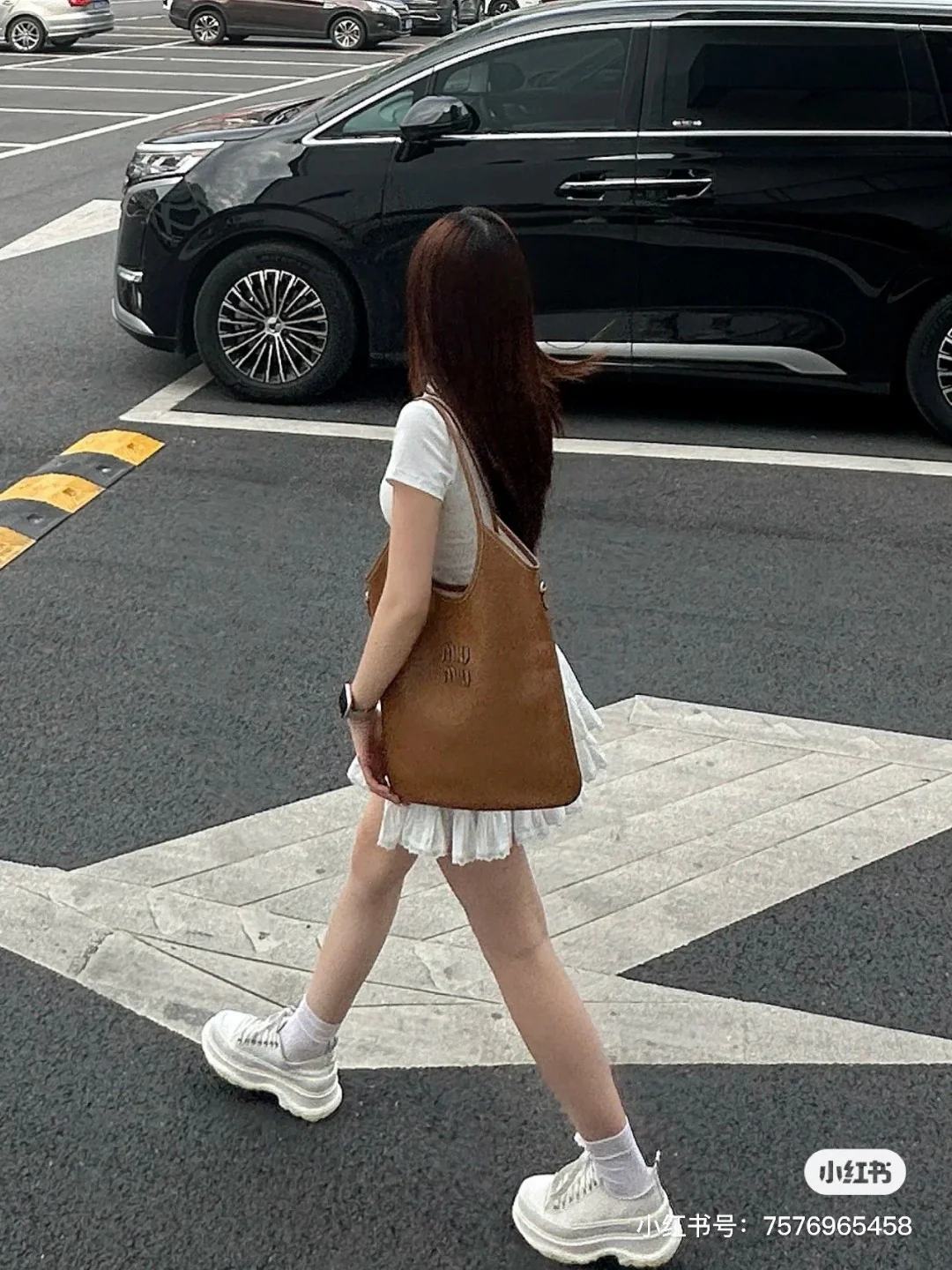 Сумка-хобо Miu Miu Ivy — носить и делиться