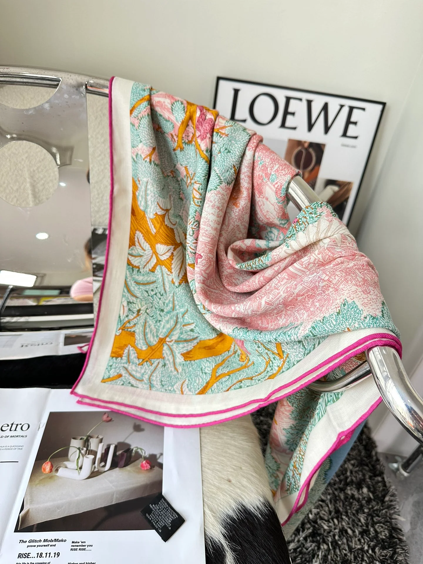 Большой носовой платок Hermes 2024 с рисунком в виде брызг краски.