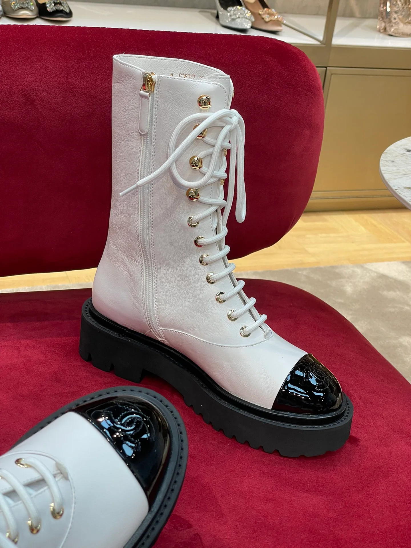 Новинка 2022 года от Chanel - Мотоциклетные ботинки с закругленным носком - Белые