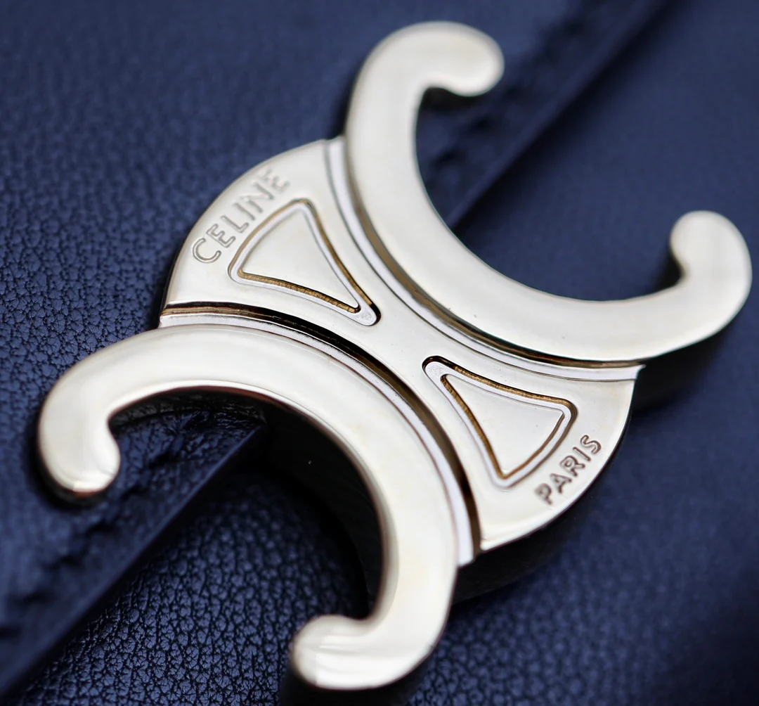 Маленький глянцевый кошелек Triomphe с клапаном из овечьей кожи - черный