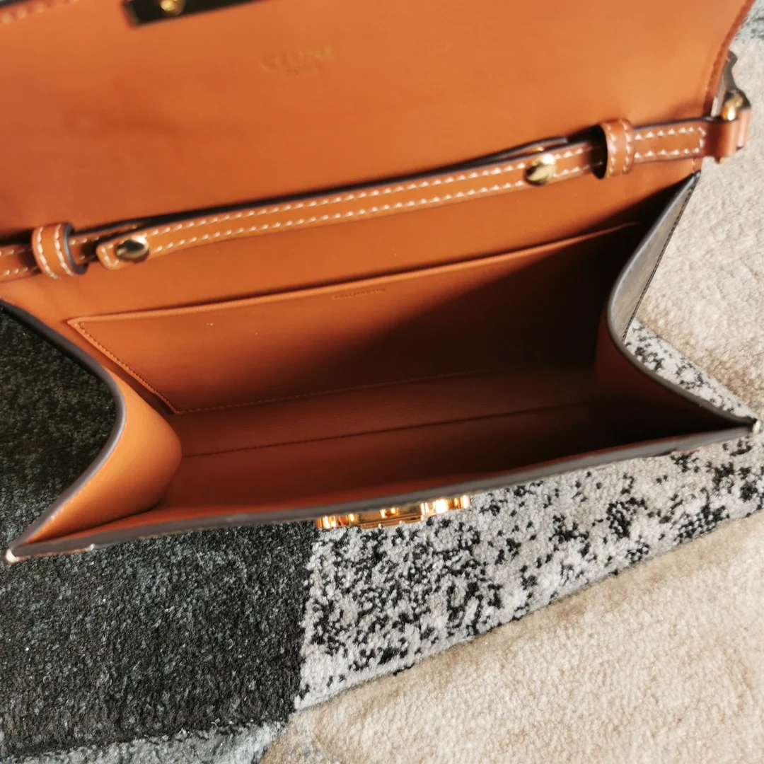 Celine - Сумка-конверт через плечо - Монограмма, коричневая