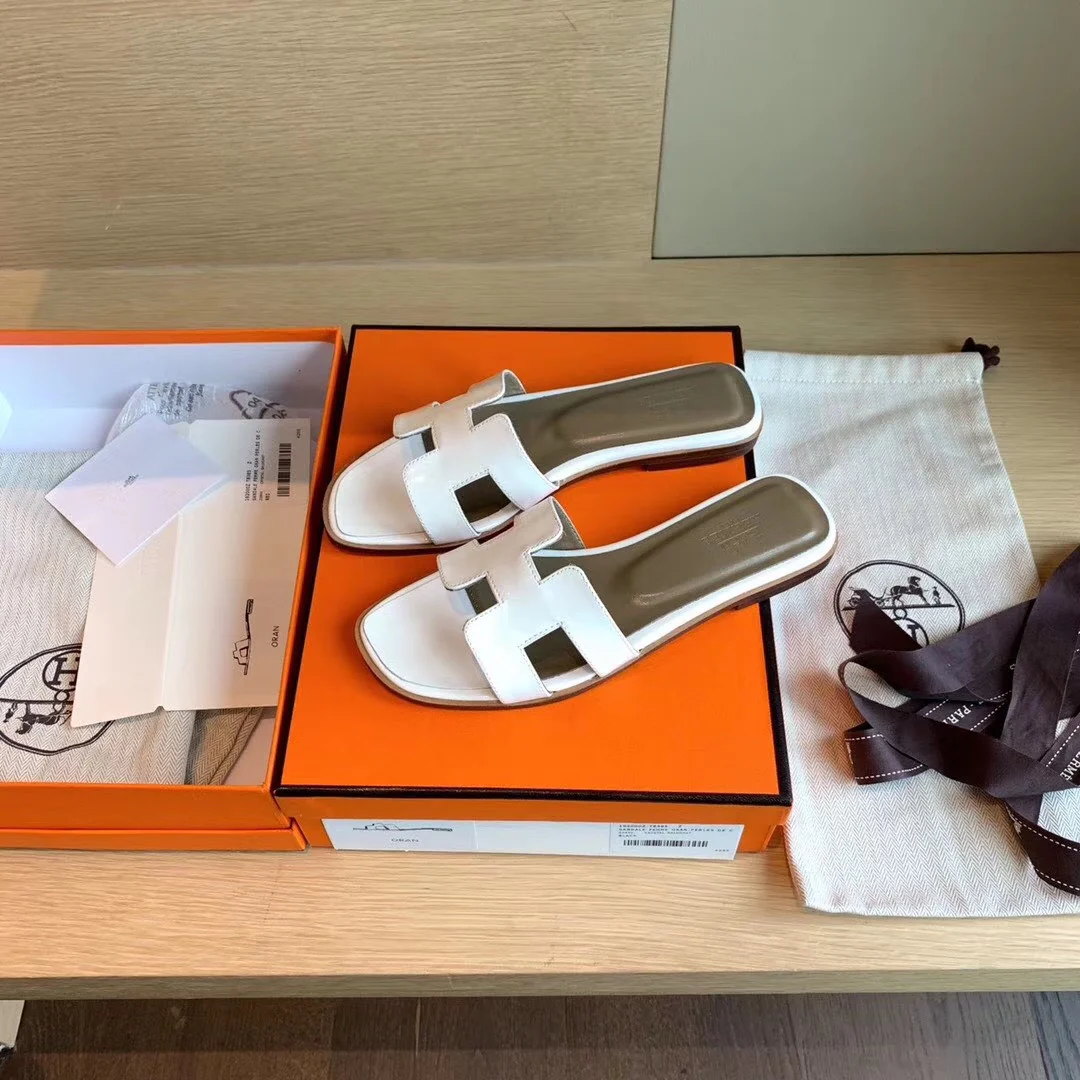 Классические домашние тапочки Hermes с буквой H — лакированная кожа, белые.